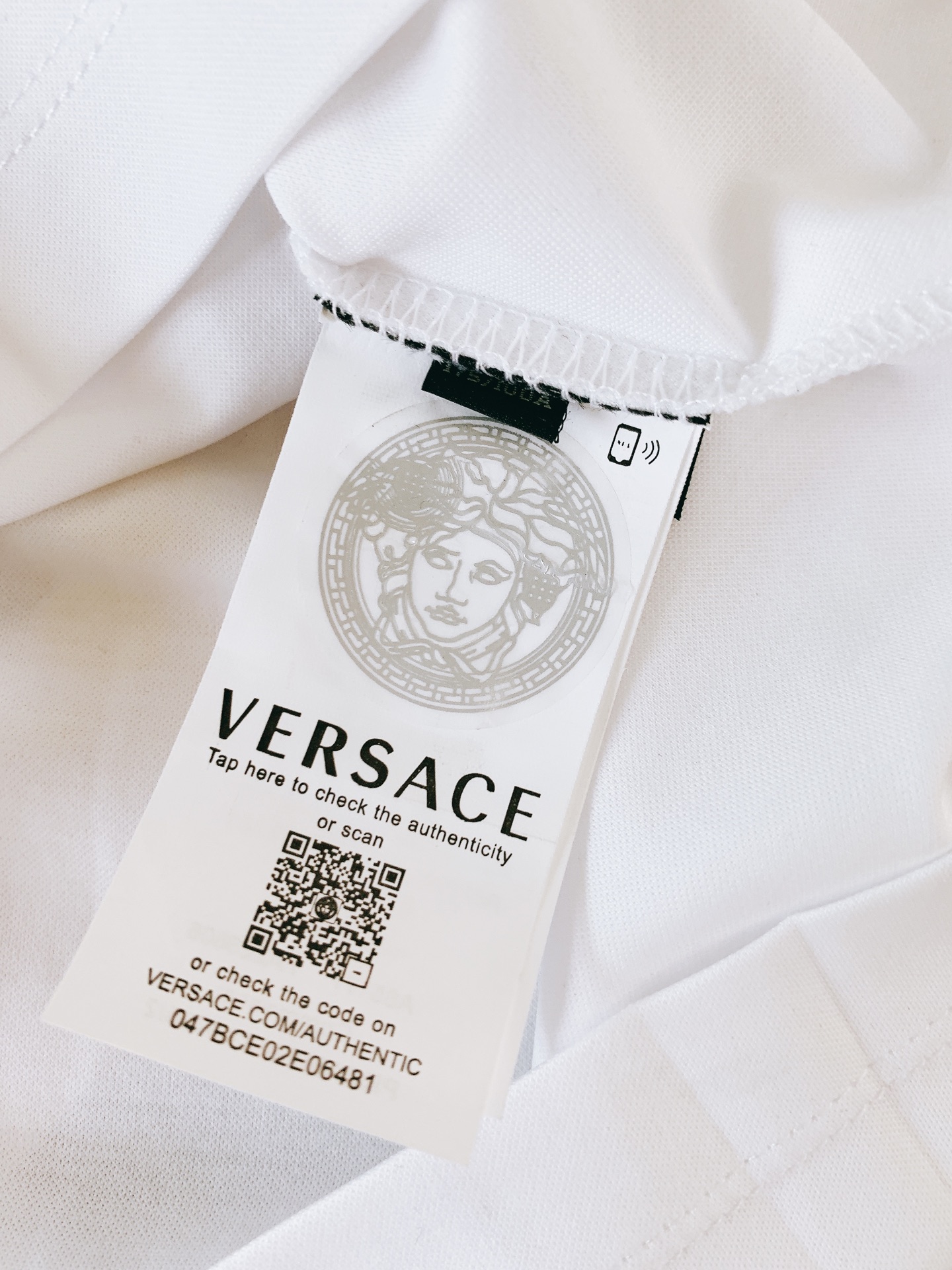 Versace 范思哲 2026SS春夏新品金线刺绣短袖。意式轻奢经典款，极简设计解锁高阶穿搭。甄选高支