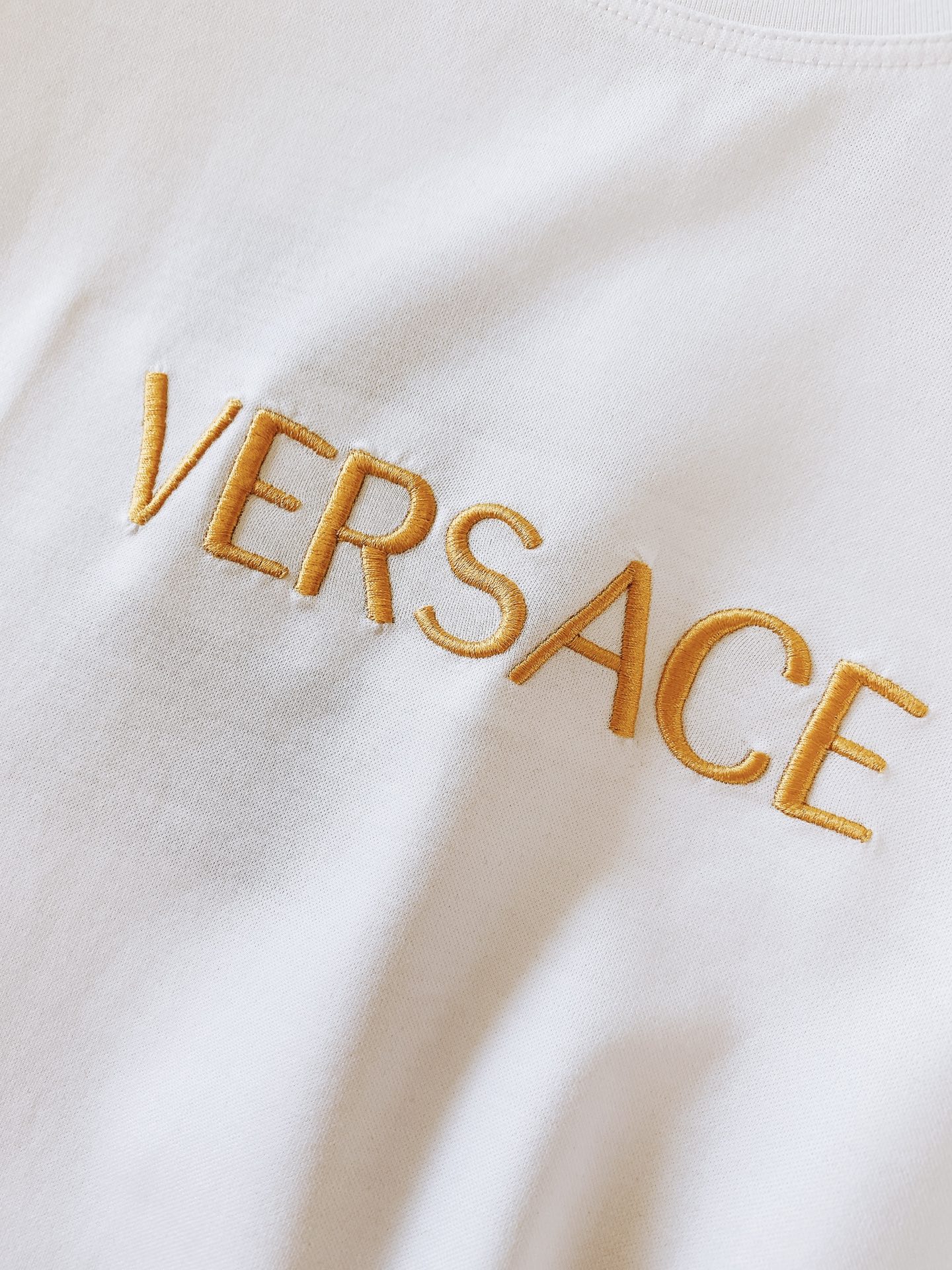 Versace 范思哲 2026SS春夏新品金线刺绣短袖。意式轻奢经典款，极简设计解锁高阶穿搭。甄选高支