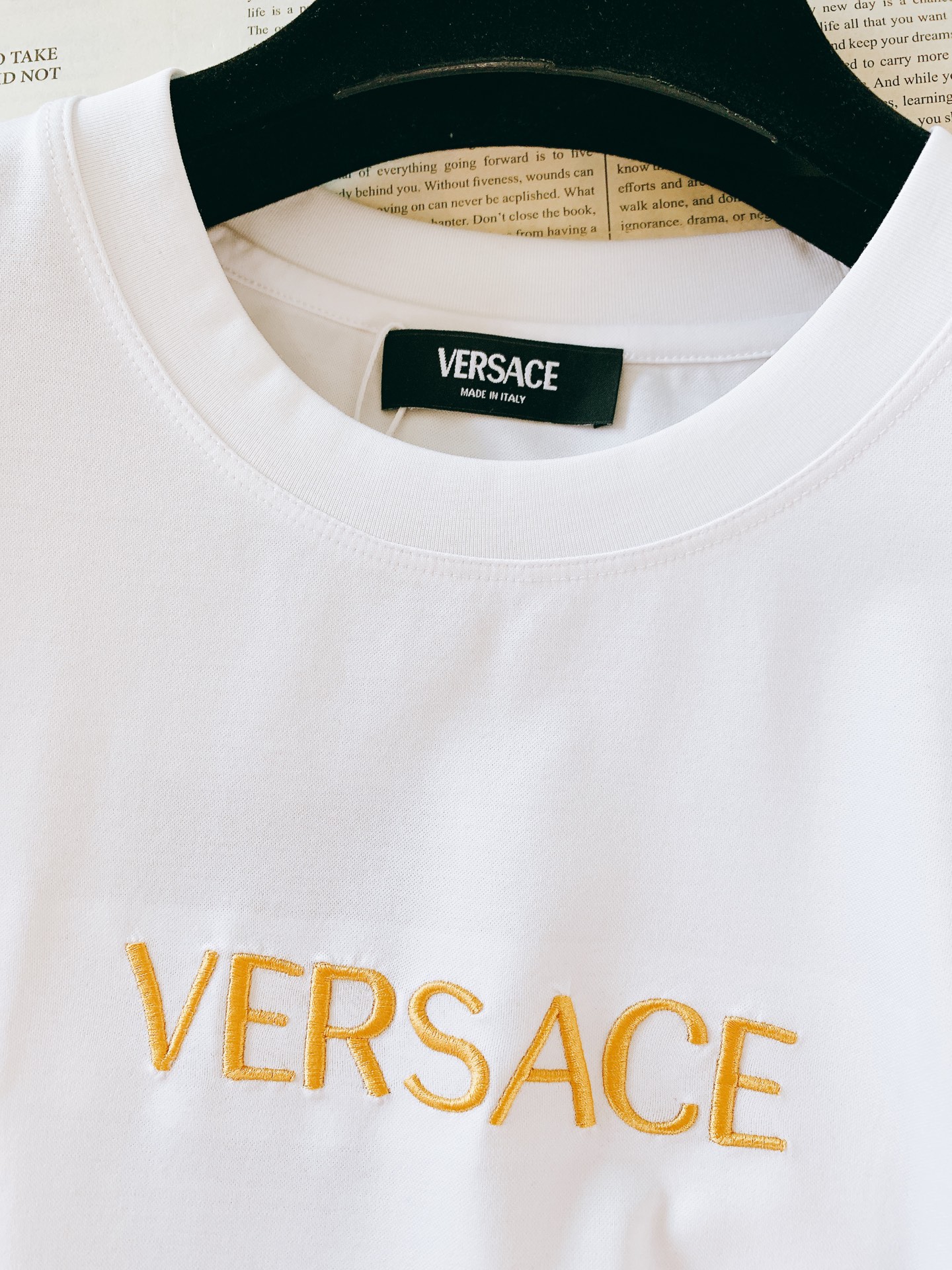 Versace 范思哲 2026SS春夏新品金线刺绣短袖。意式轻奢经典款，极简设计解锁高阶穿搭。甄选高支