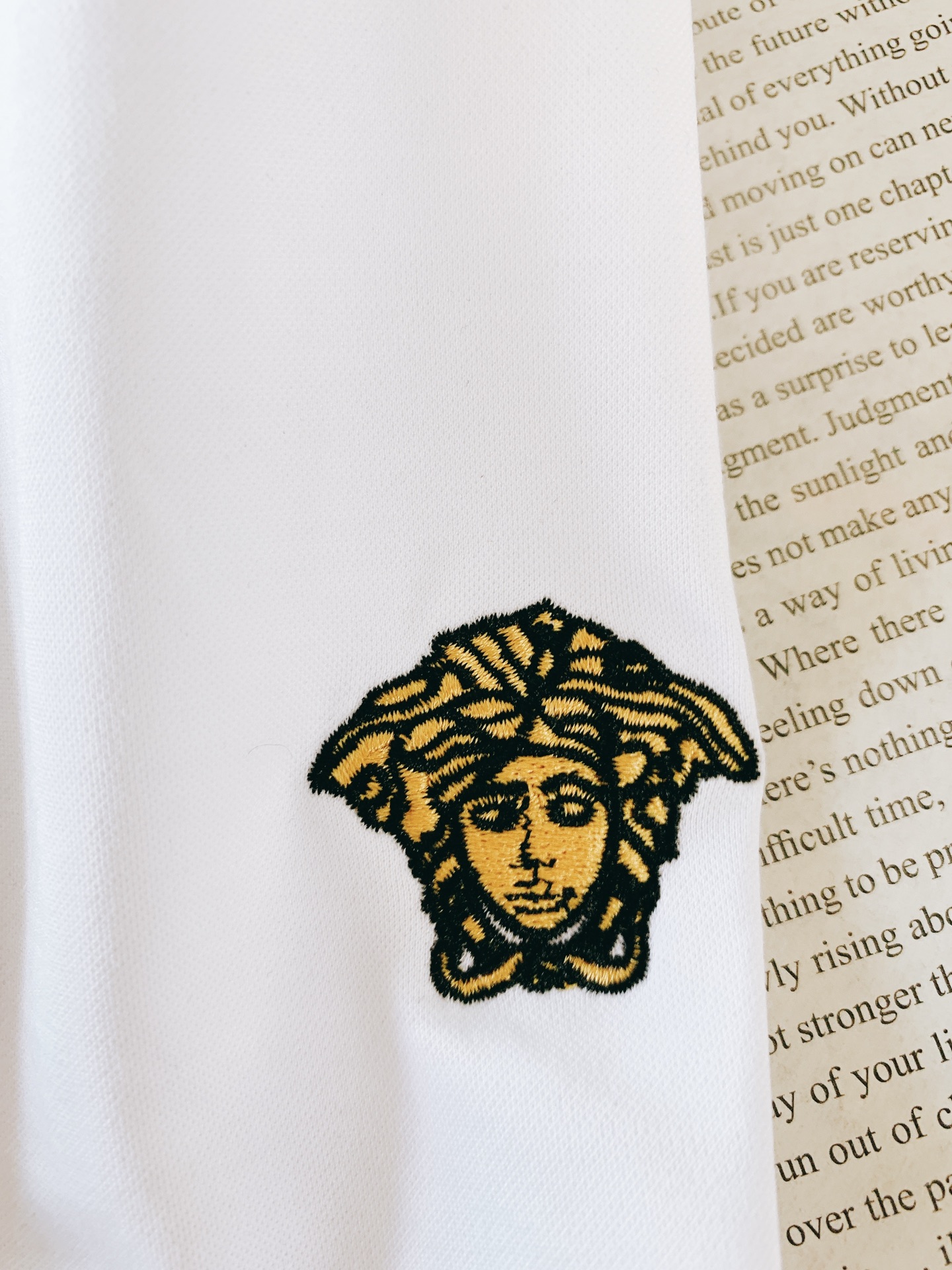 Versace 范思哲 2026SS春夏新品金线刺绣短袖。意式轻奢经典款，极简设计解锁高阶穿搭。甄选高支