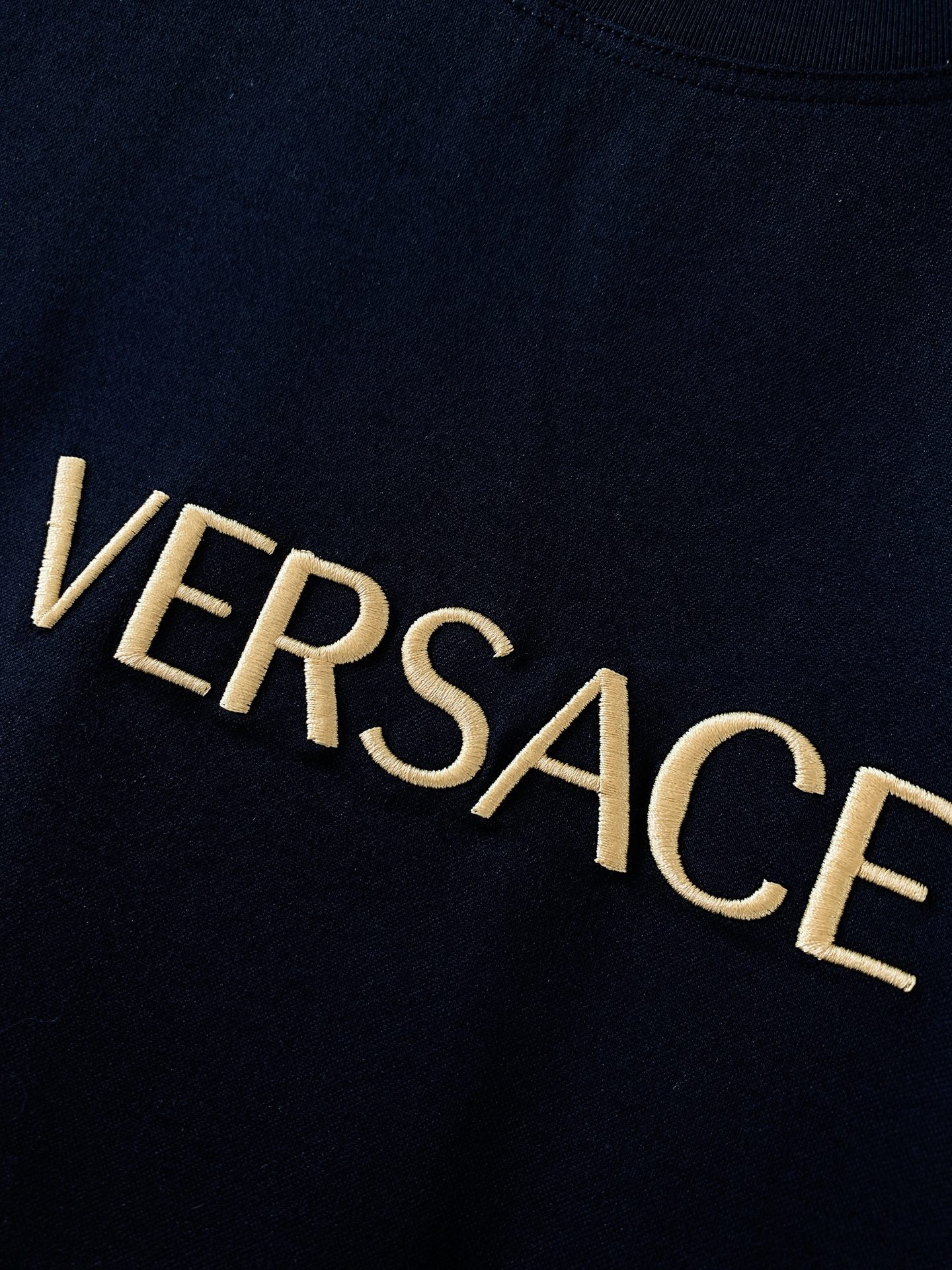 Versace 范思哲 2026SS春夏新品金线刺绣短袖。意式轻奢经典款，极简设计解锁高阶穿搭。甄选高支