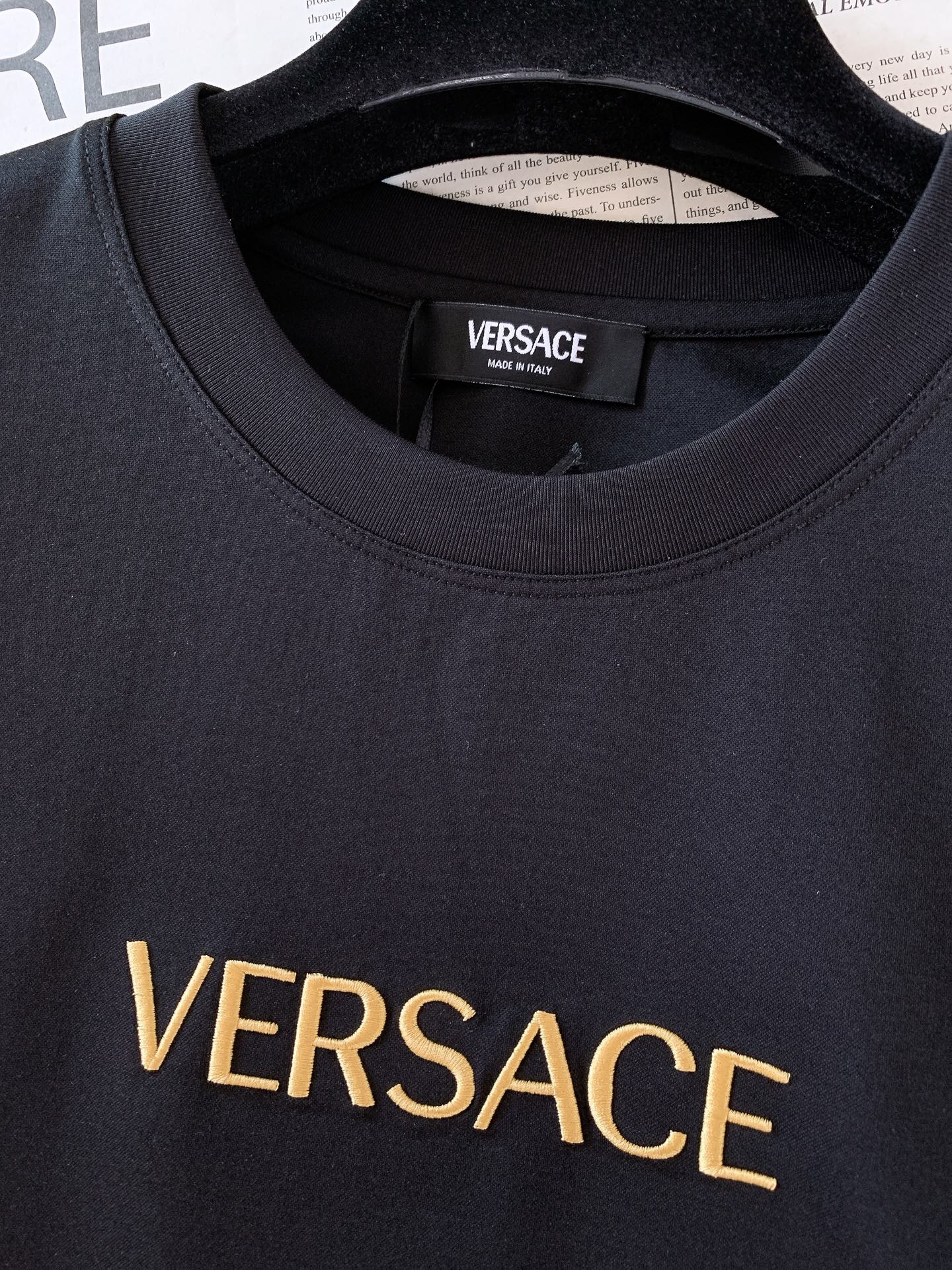 Versace 范思哲 2026SS春夏新品金线刺绣短袖。意式轻奢经典款，极简设计解锁高阶穿搭。甄选高支