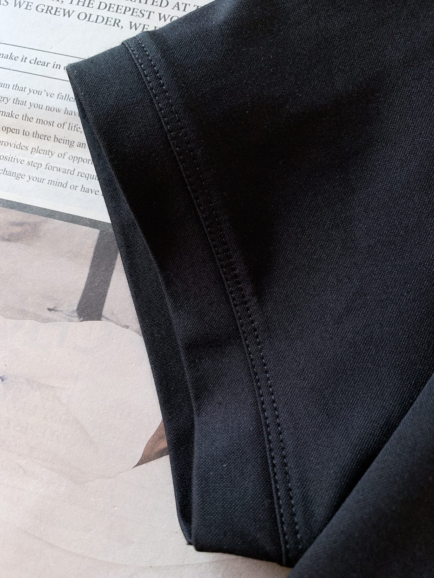 Versace 范思哲 2026SS春夏新品金线刺绣短袖。意式轻奢经典款，极简设计解锁高阶穿搭。甄选高支