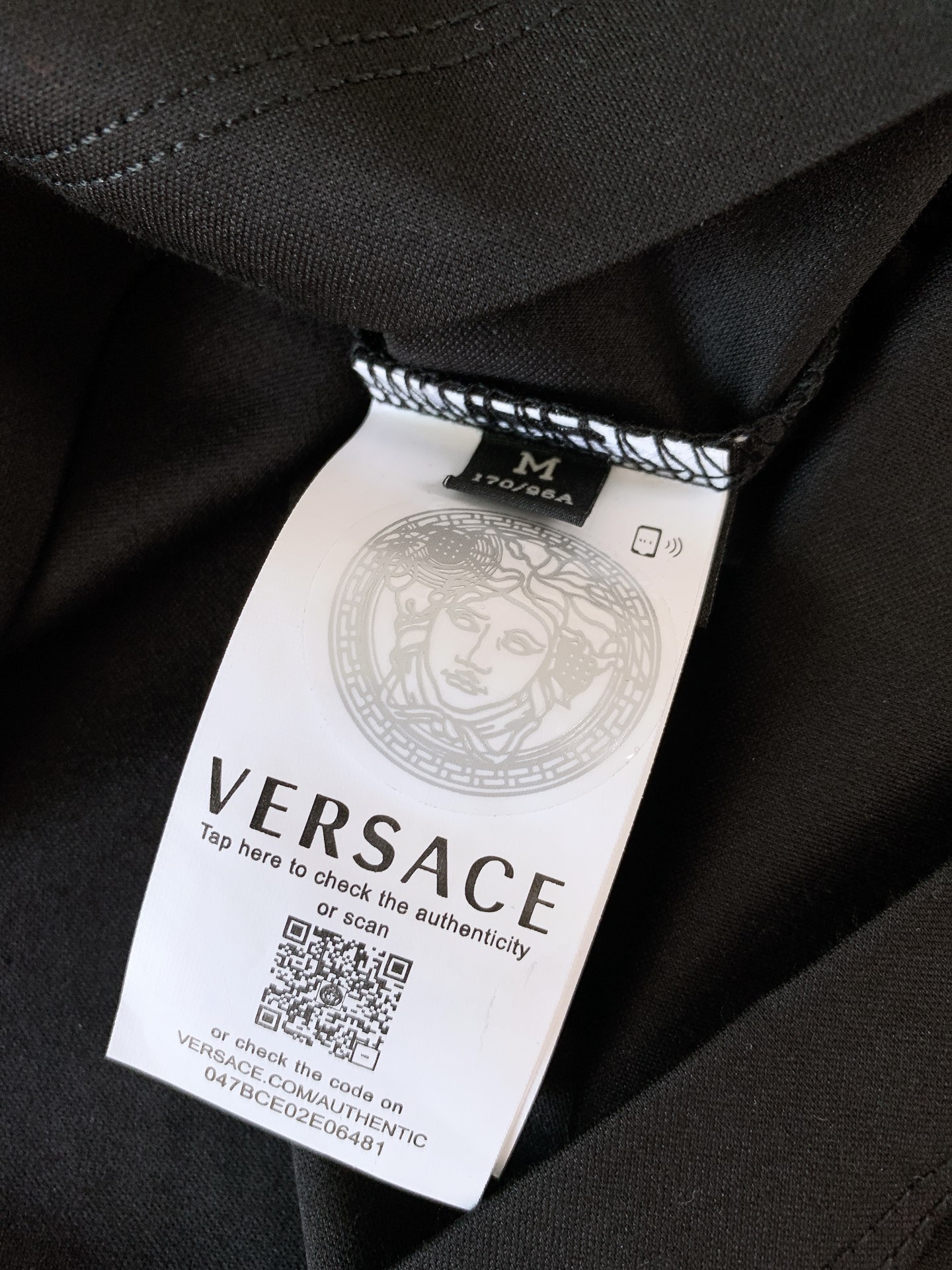 Versace 范思哲 2026SS春夏新品金线刺绣短袖。意式轻奢经典款，极简设计解锁高阶穿搭。甄选高支