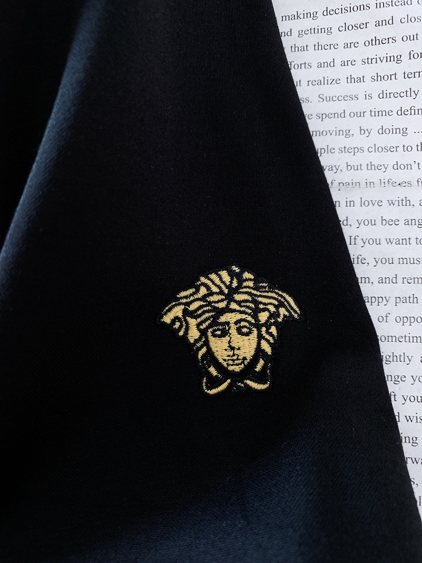 Versace 范思哲 2026SS春夏新品金线刺绣短袖。意式轻奢经典款，极简设计解锁高阶穿搭。甄选高支