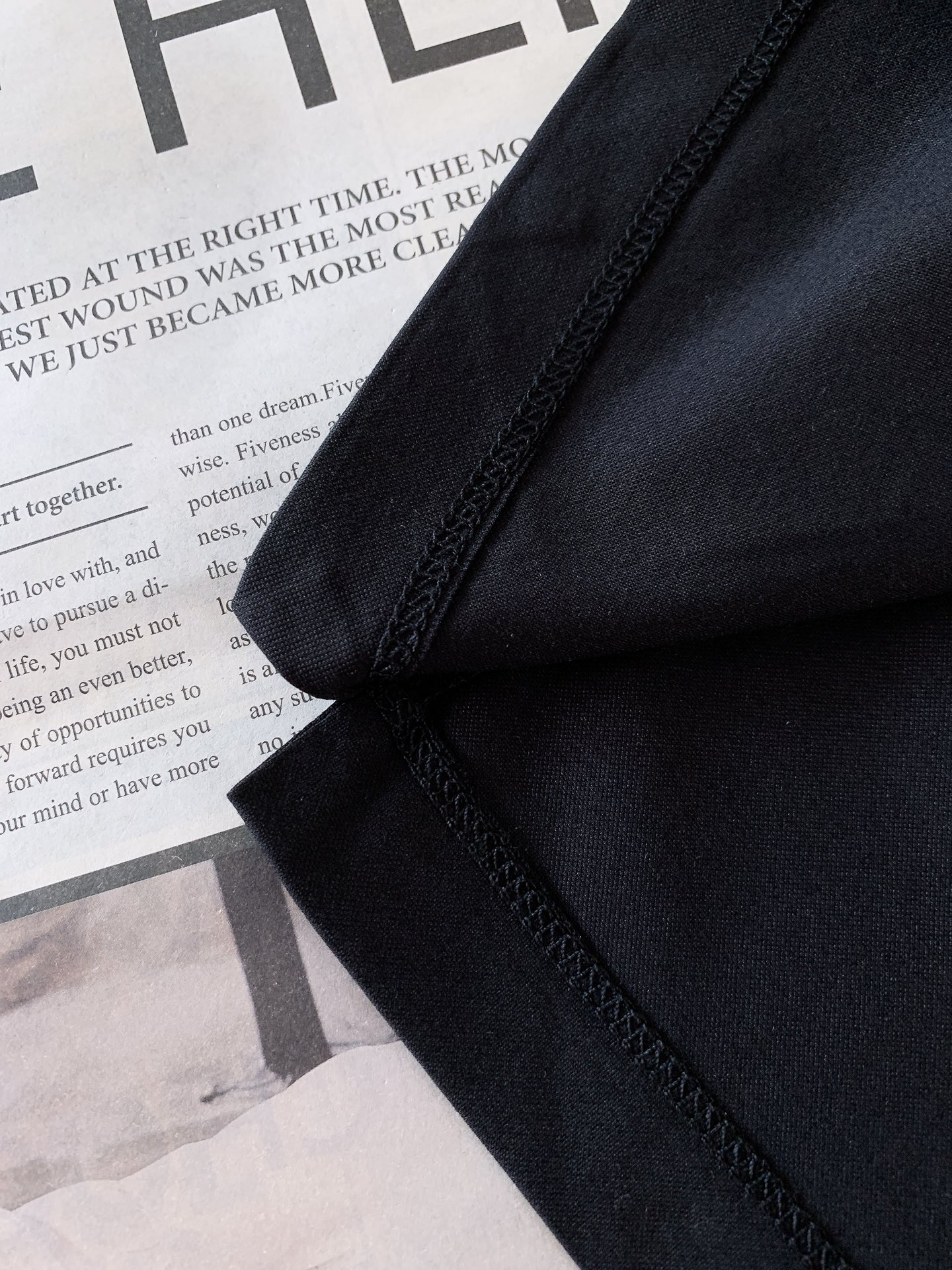 Versace 范思哲 2026SS春夏新品金线刺绣短袖。意式轻奢经典款，极简设计解锁高阶穿搭。甄选高支