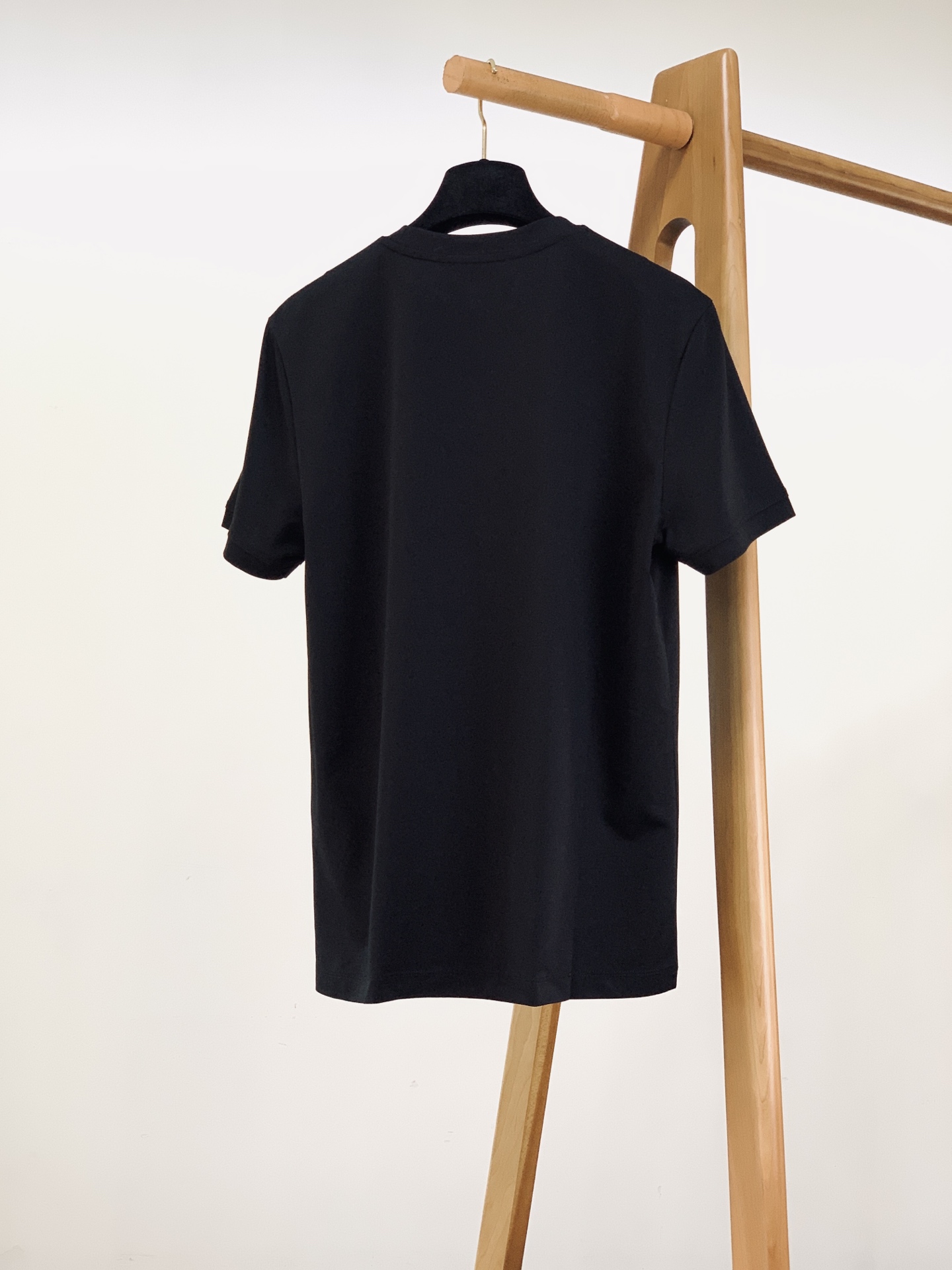 Versace 范思哲 2026SS春夏新品金线刺绣短袖。意式轻奢经典款，极简设计解锁高阶穿搭。甄选高支