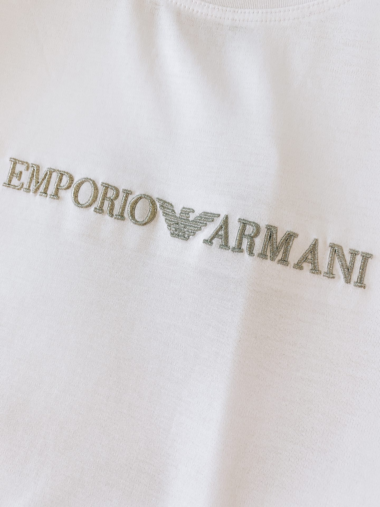 EmPorio Armani 阿玛尼 2026SS春夏新品 简约刺绣短袖。轻奢入门刚需款，极简主义高阶穿