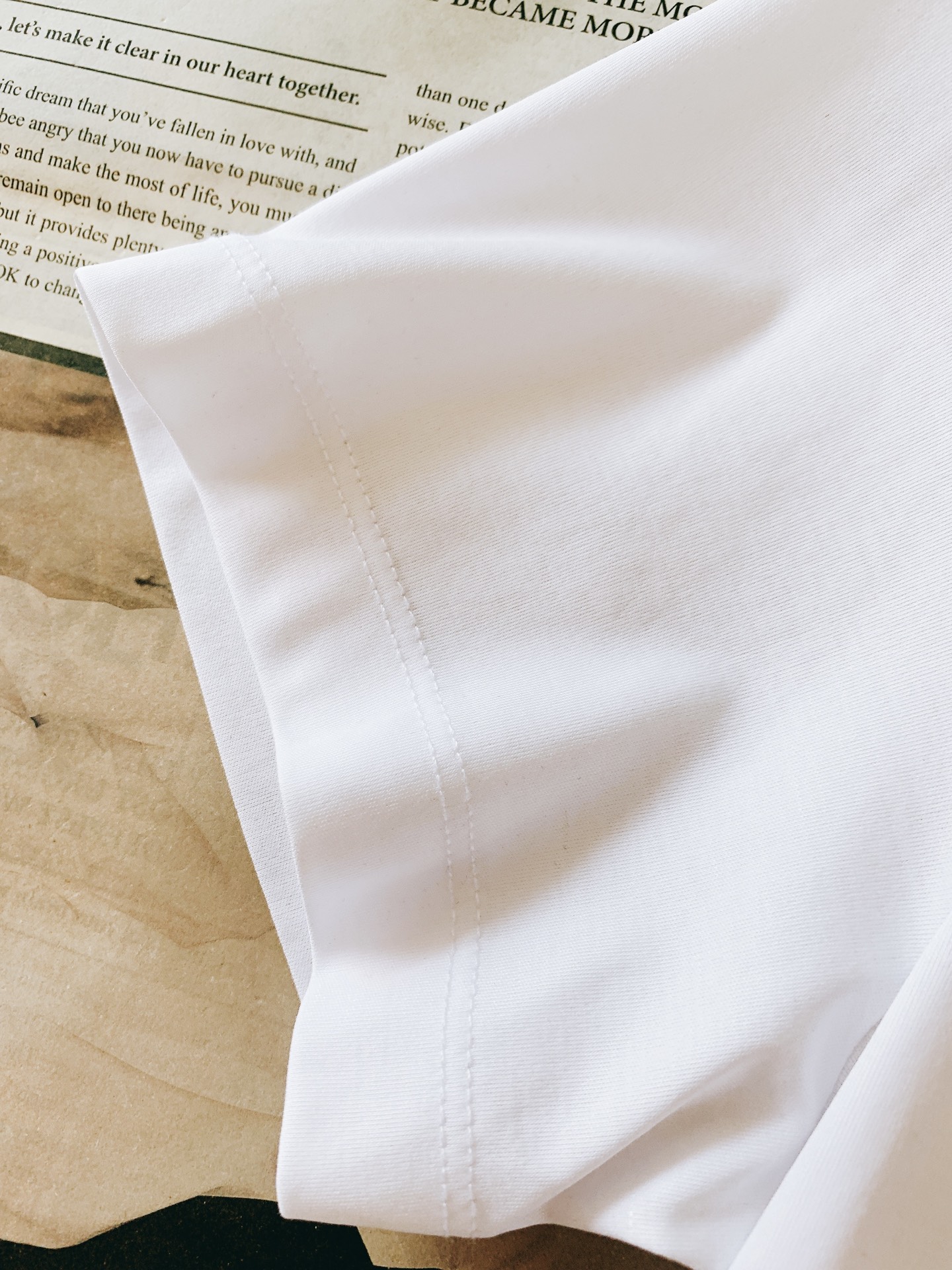 EmPorio Armani 阿玛尼 2026SS春夏新品 简约刺绣短袖。轻奢入门刚需款，极简主义高阶穿