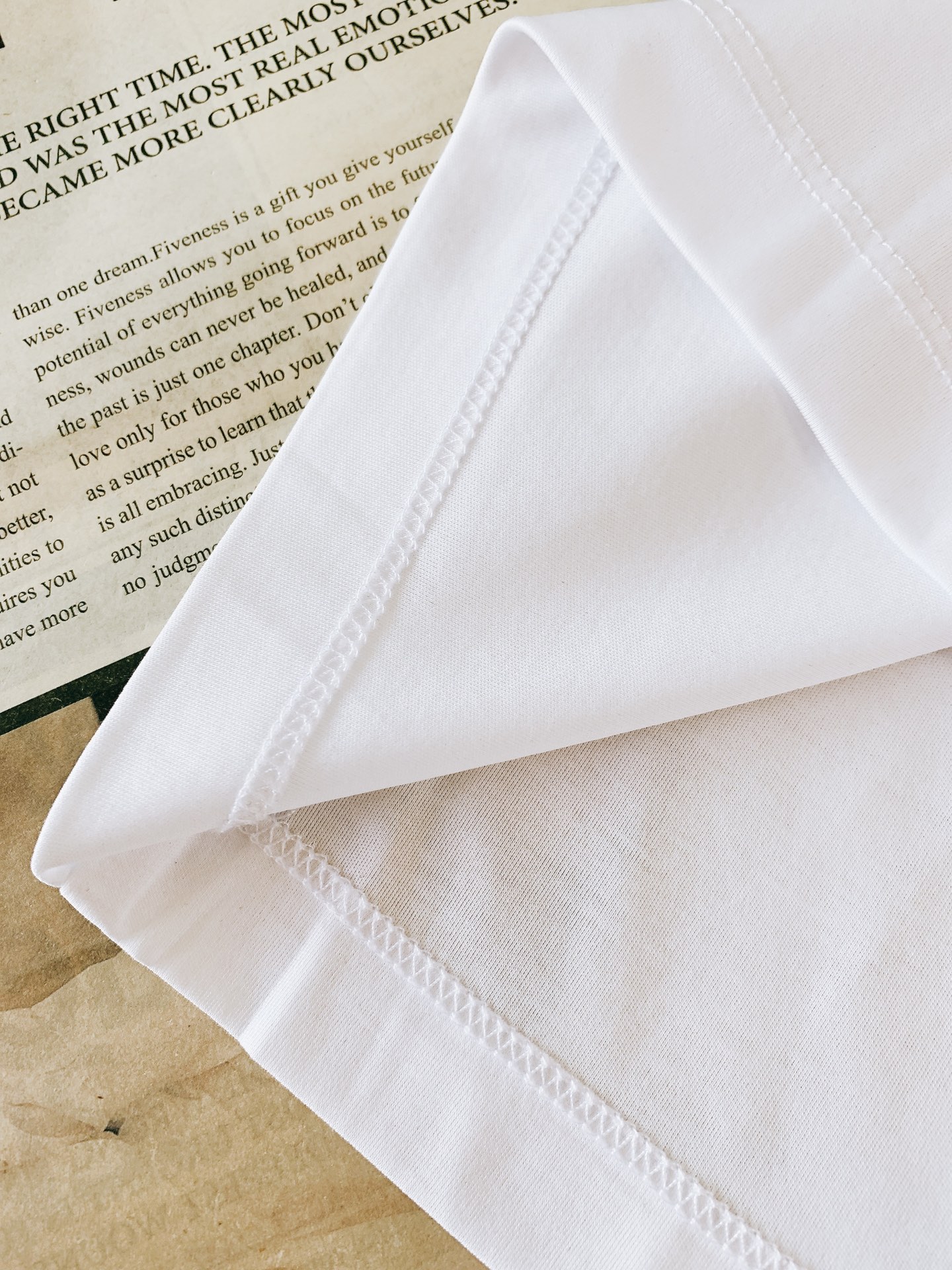 EmPorio Armani 阿玛尼 2026SS春夏新品 简约刺绣短袖。轻奢入门刚需款，极简主义高阶穿