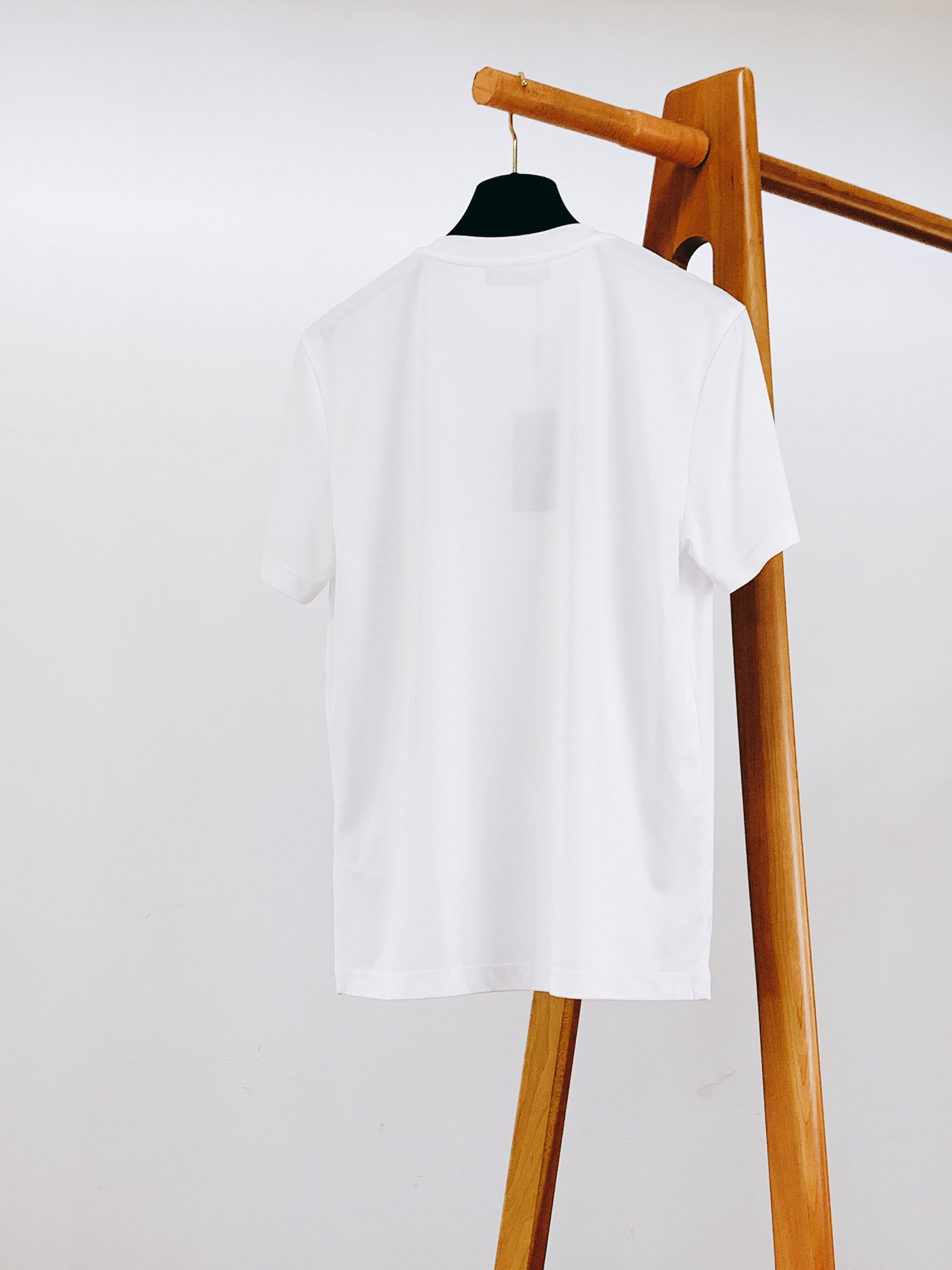 EmPorio Armani 阿玛尼 2026SS春夏新品 简约刺绣短袖。轻奢入门刚需款，极简主义高阶穿