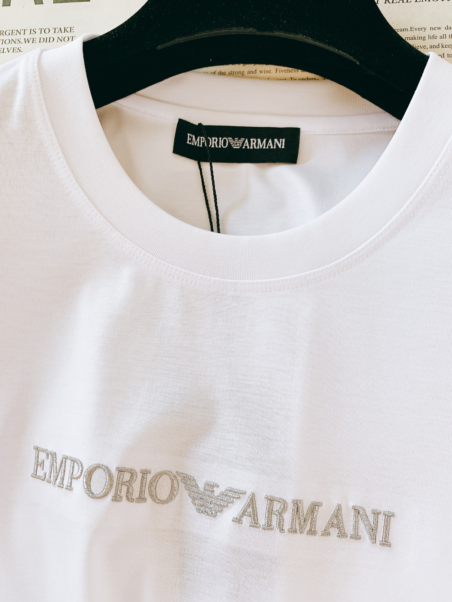 EmPorio Armani 阿玛尼 2026SS春夏新品 简约刺绣短袖。轻奢入门刚需款，极简主义高阶穿