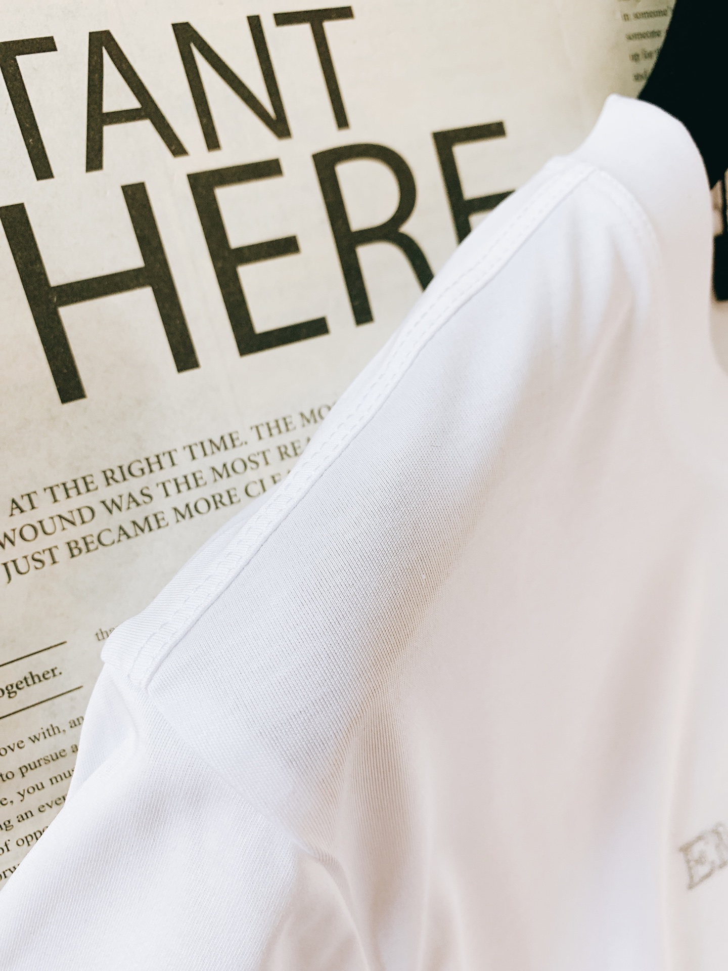 EmPorio Armani 阿玛尼 2026SS春夏新品 简约刺绣短袖。轻奢入门刚需款，极简主义高阶穿