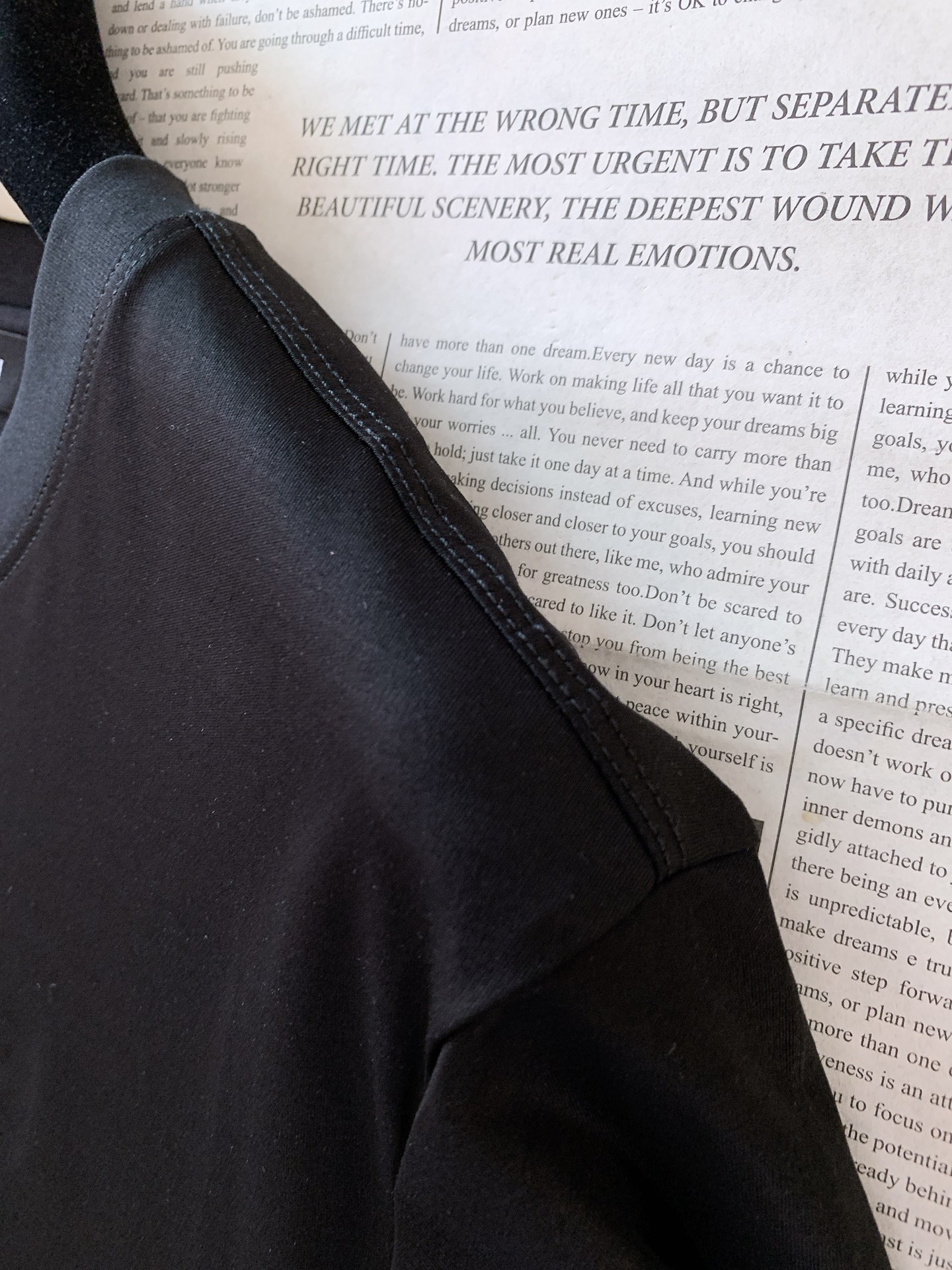 EmPorio Armani 阿玛尼 2026SS春夏新品 简约刺绣短袖。轻奢入门刚需款，极简主义高阶穿