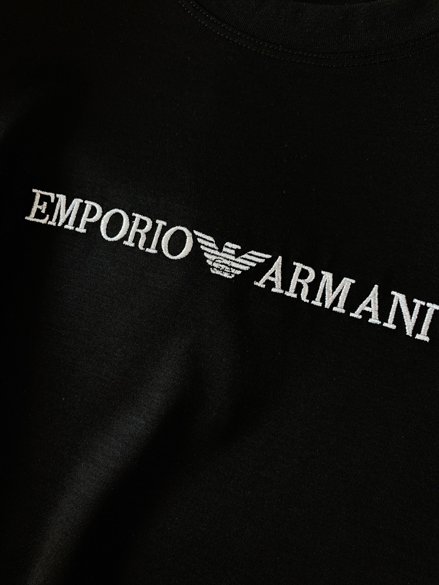 EmPorio Armani 阿玛尼 2026SS春夏新品 简约刺绣短袖。轻奢入门刚需款，极简主义高阶穿