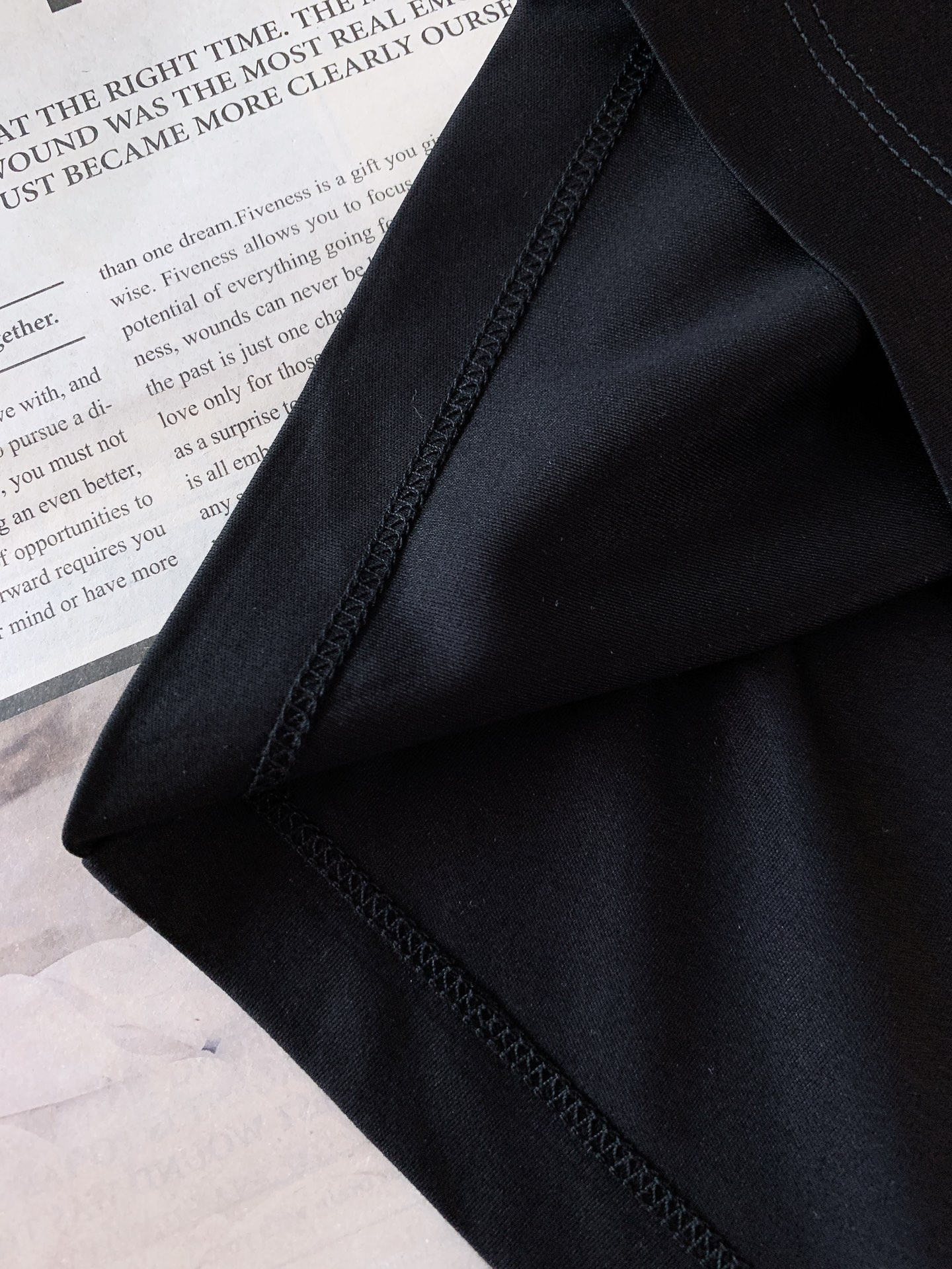 EmPorio Armani 阿玛尼 2026SS春夏新品 简约刺绣短袖。轻奢入门刚需款，极简主义高阶穿