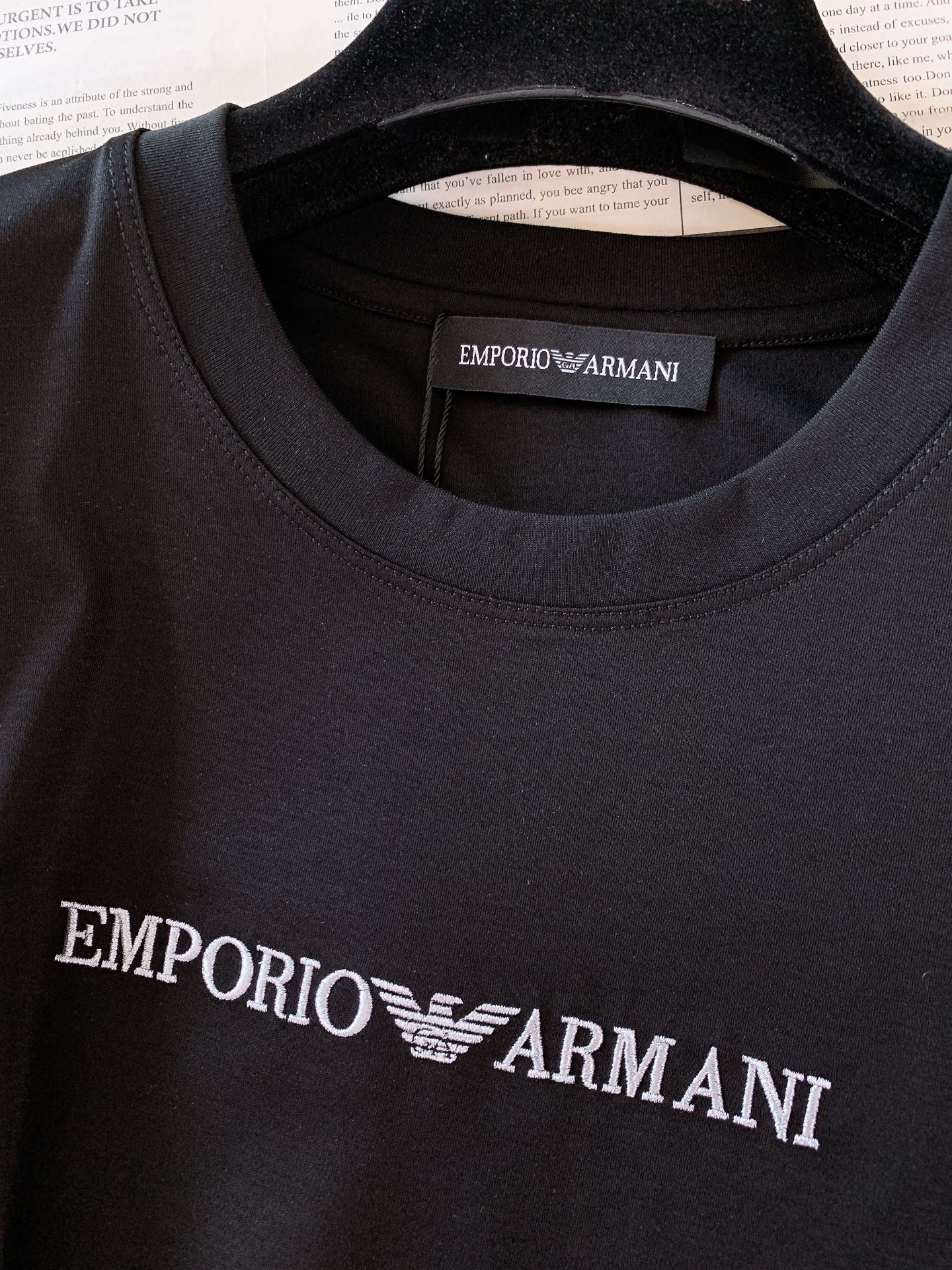 EmPorio Armani 阿玛尼 2026SS春夏新品 简约刺绣短袖。轻奢入门刚需款，极简主义高阶穿