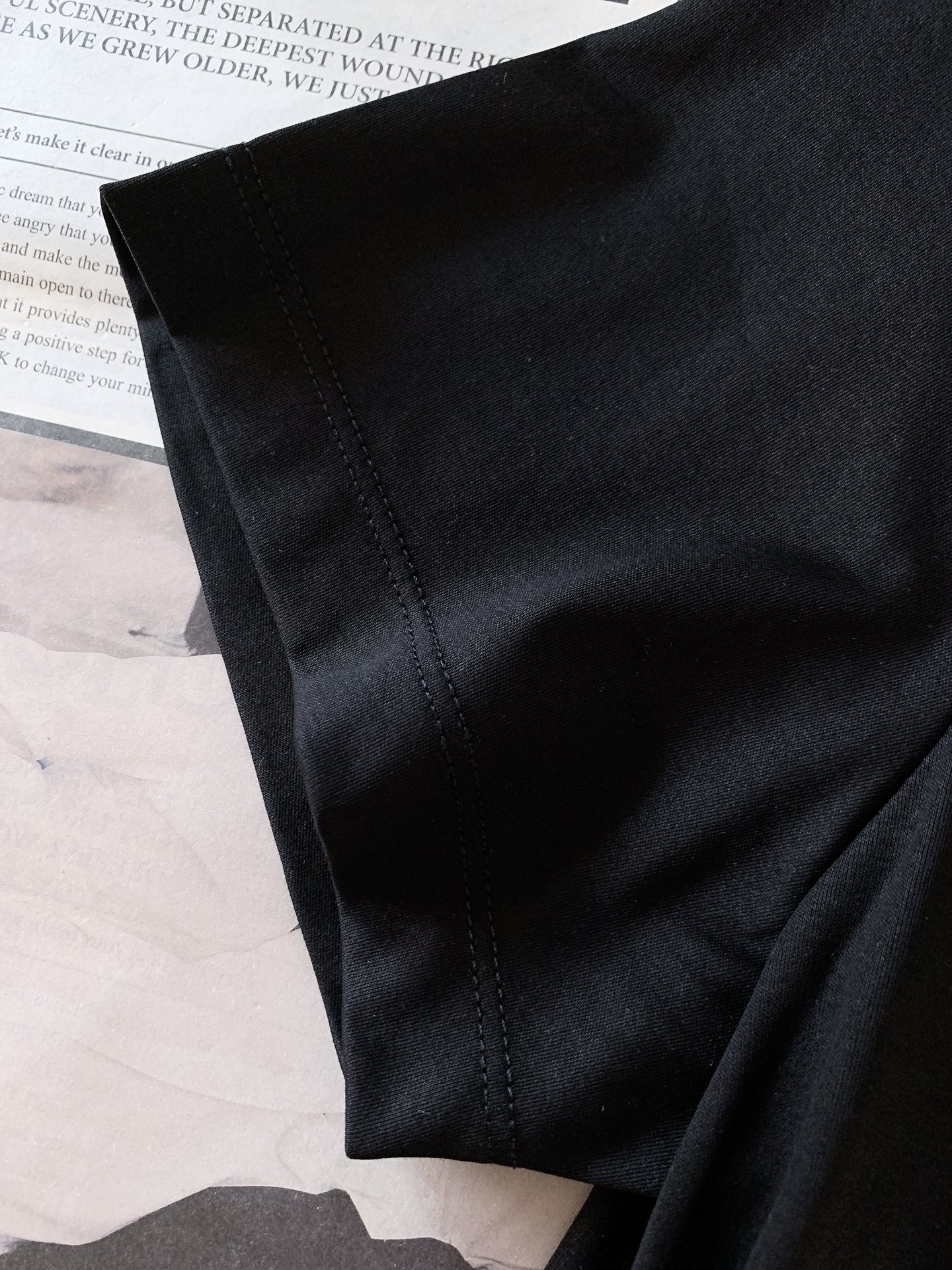 EmPorio Armani 阿玛尼 2026SS春夏新品 简约刺绣短袖。轻奢入门刚需款，极简主义高阶穿