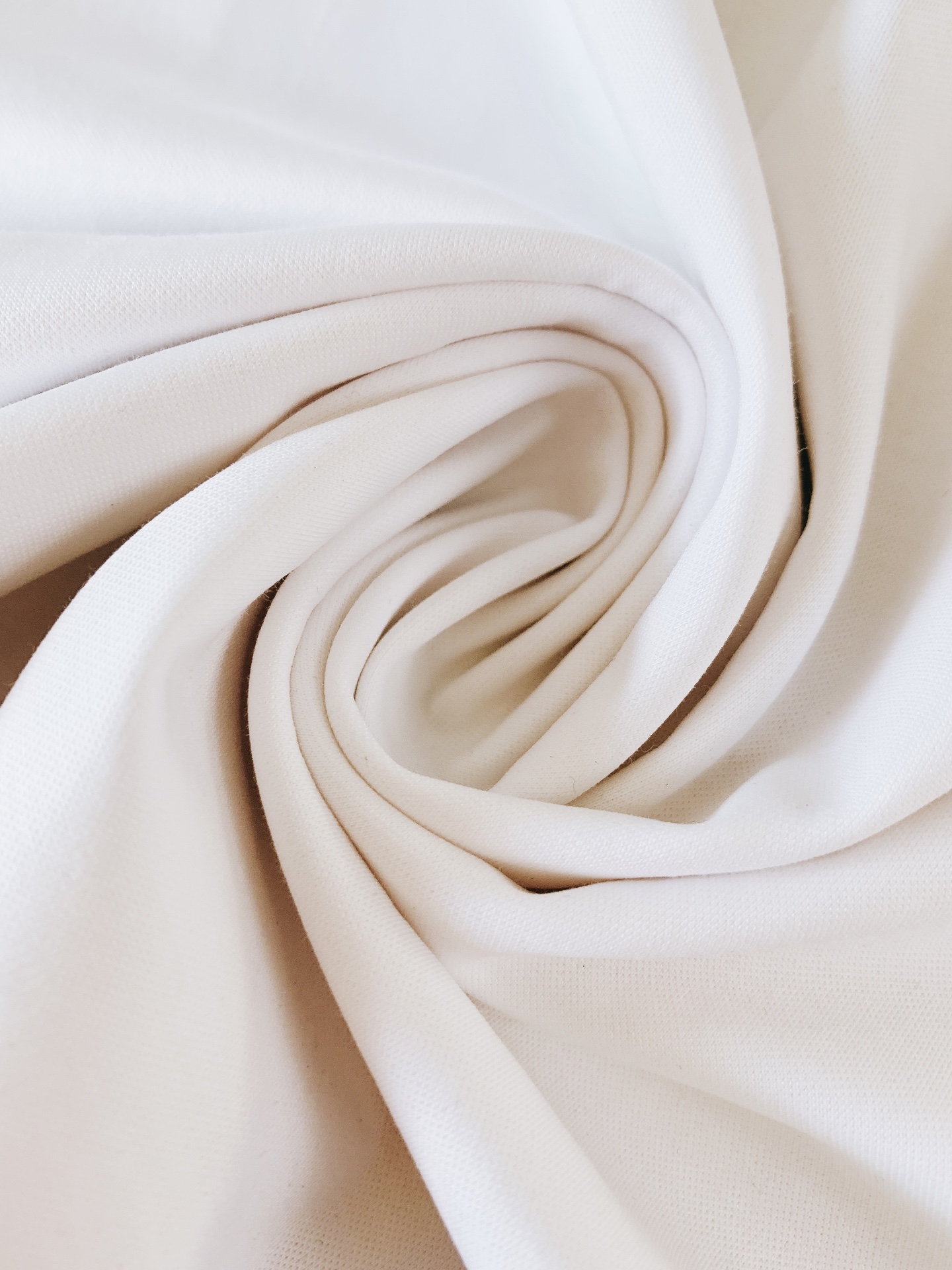 Hermès 爱马仕 2026SS春夏新品 彩绘骏马短袖。法式轻奢气质款，极简版型搭配艺术骏马印花，高级