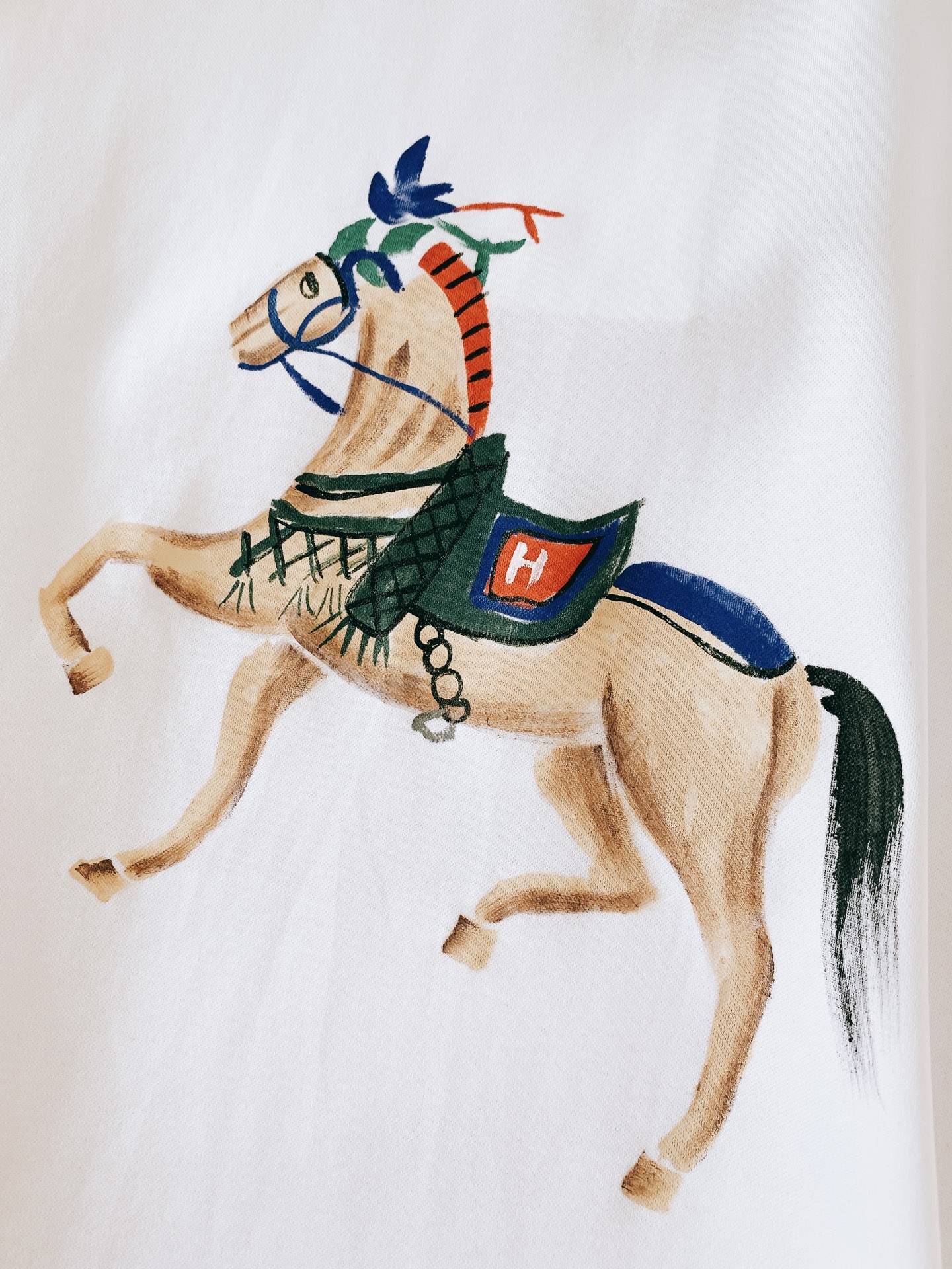 Hermès 爱马仕 2026SS春夏新品 彩绘骏马短袖。法式轻奢气质款，极简版型搭配艺术骏马印花，高级