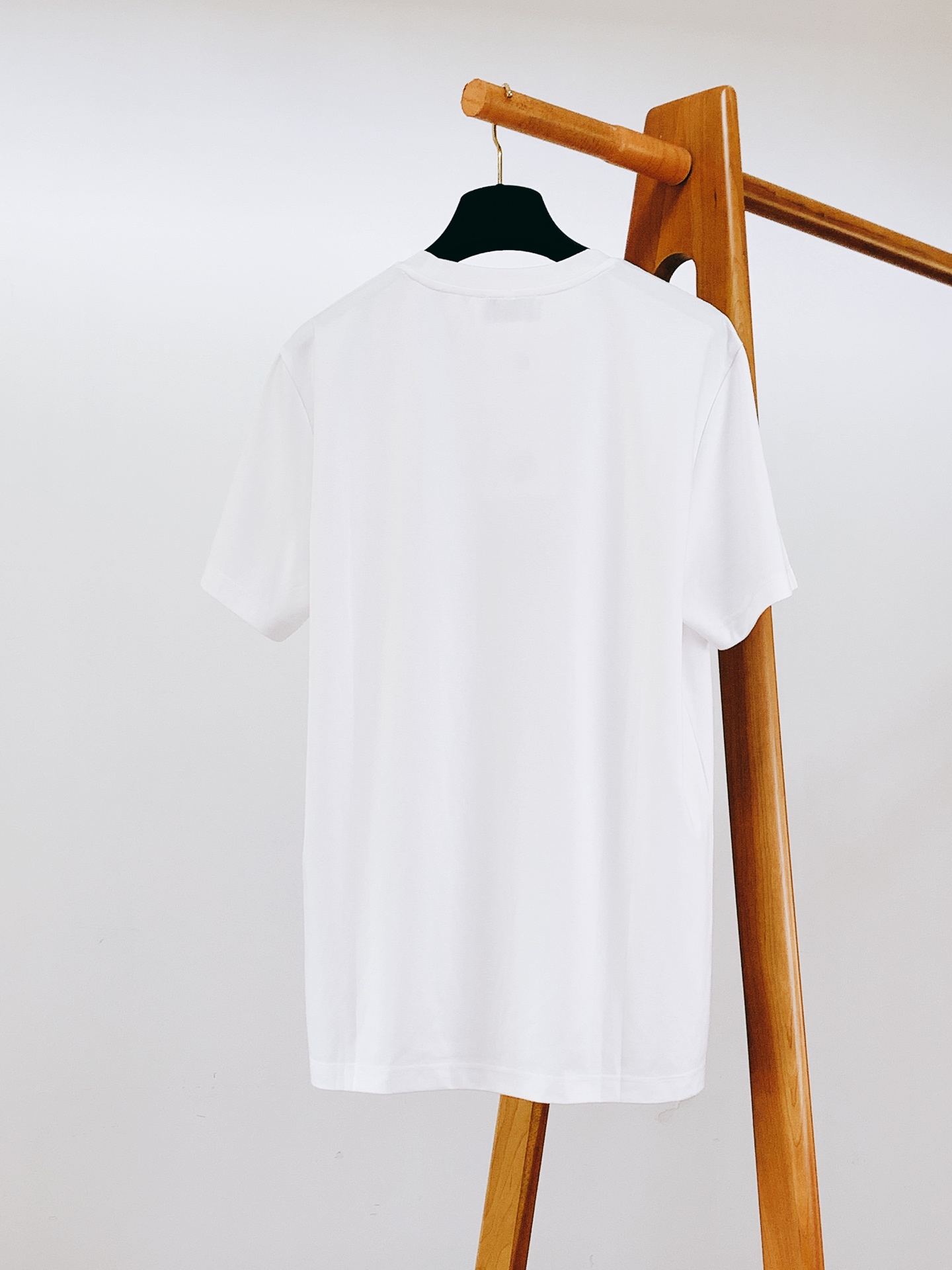 Hermès 爱马仕 2026SS春夏新品 彩绘骏马短袖。法式轻奢气质款，极简版型搭配艺术骏马印花，高级