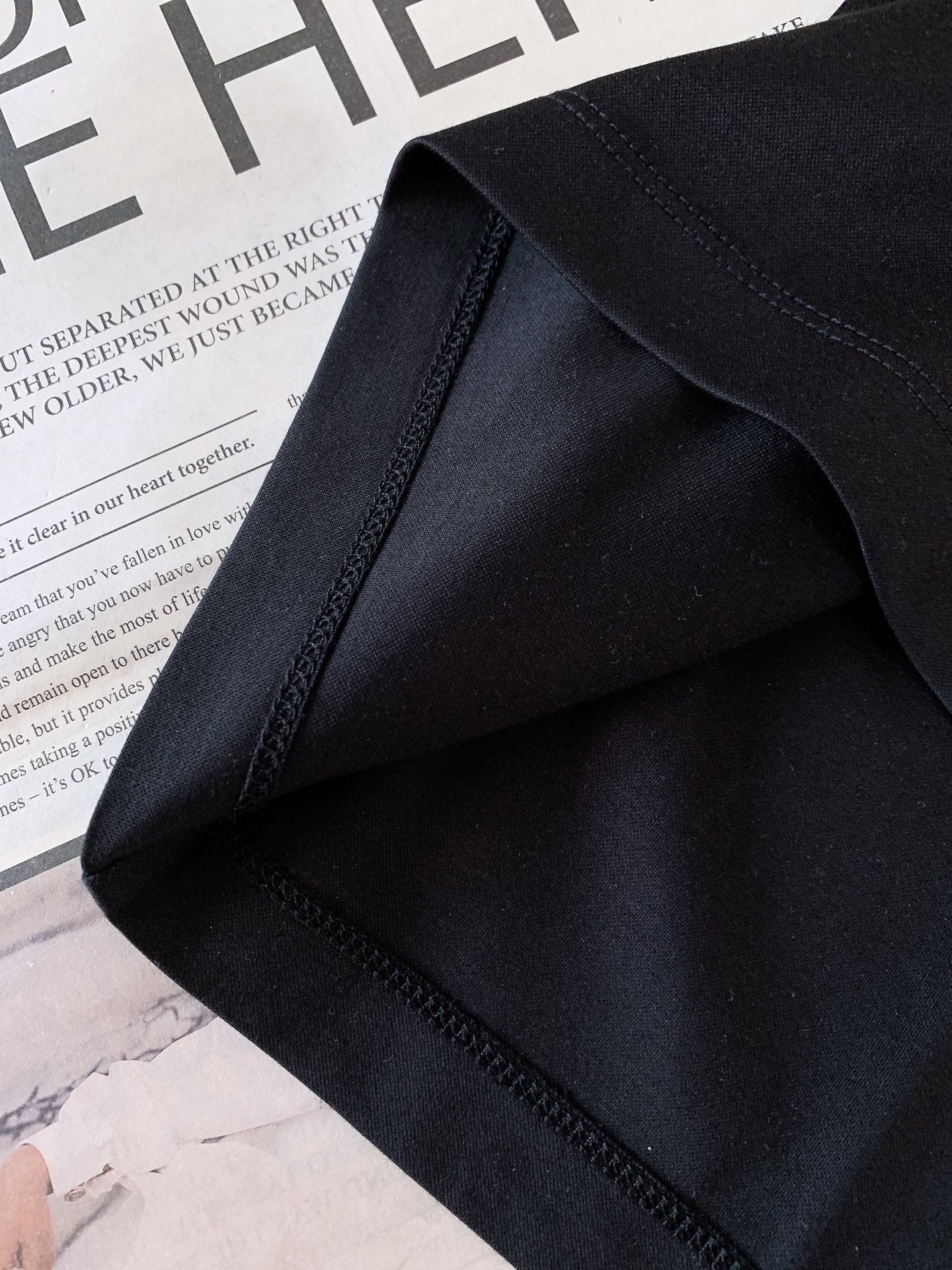 Hermès 爱马仕 2026SS春夏新品 彩绘骏马短袖。法式轻奢气质款，极简版型搭配艺术骏马印花，高级