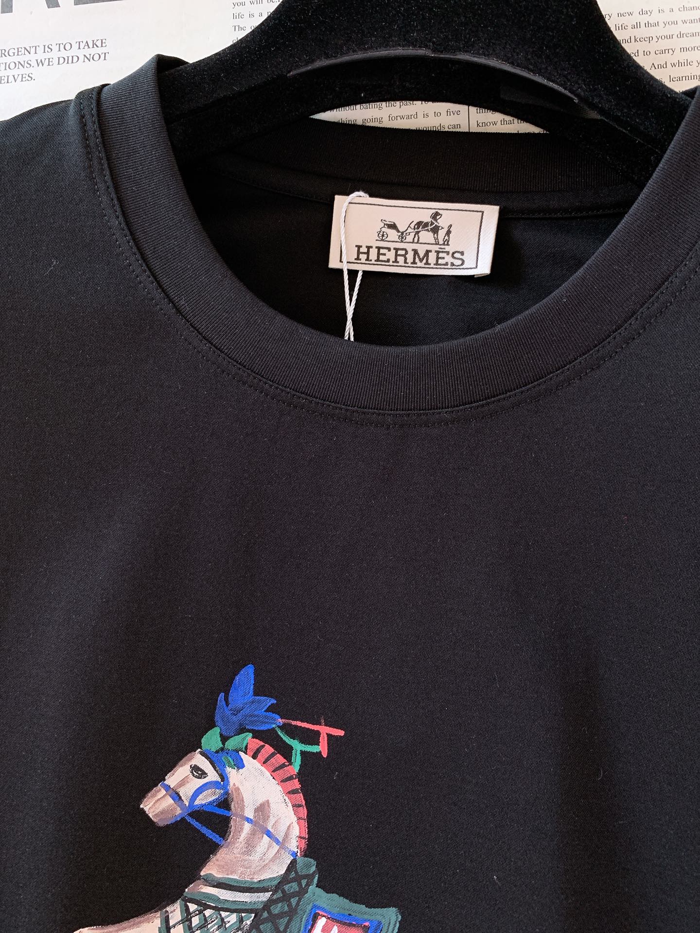 Hermès 爱马仕 2026SS春夏新品 彩绘骏马短袖。法式轻奢气质款，极简版型搭配艺术骏马印花，高级
