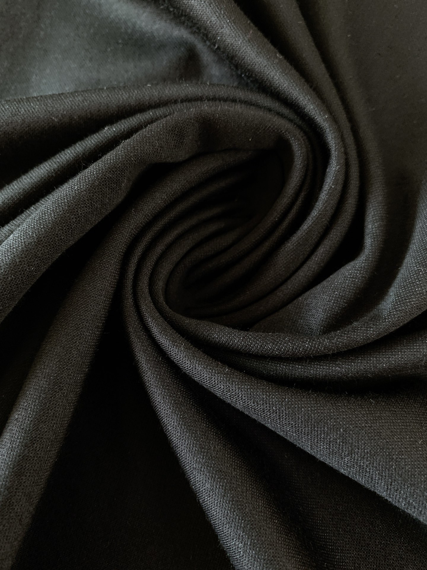 Hermès 爱马仕 2026SS春夏新品 彩绘骏马短袖。法式轻奢气质款，极简版型搭配艺术骏马印花，高级