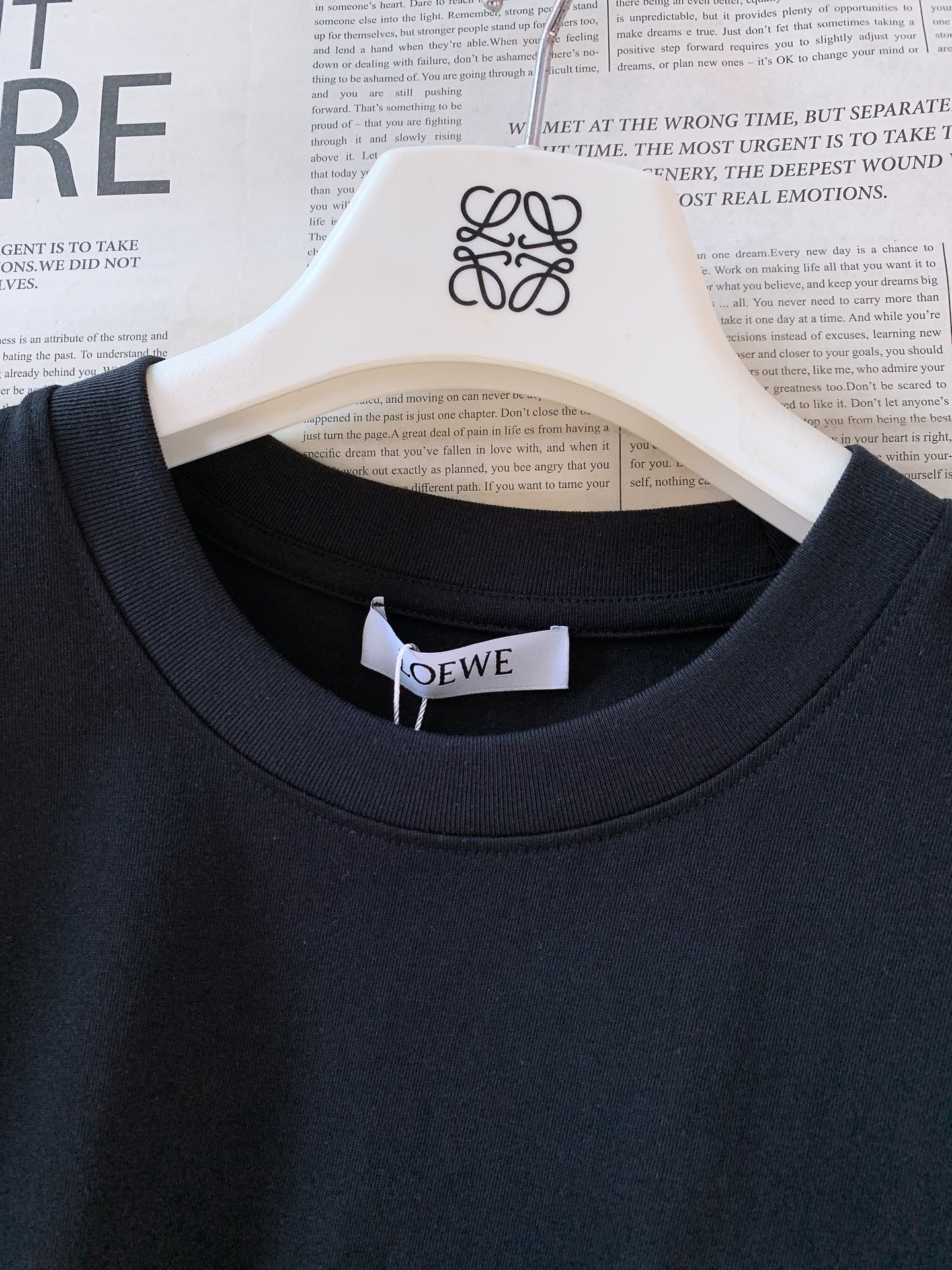 Loewe 罗意威 2026SS春夏新品皮质贴标短袖。轻奢极简风必入款，自带文艺高级调性。甄选高密亲肤纯