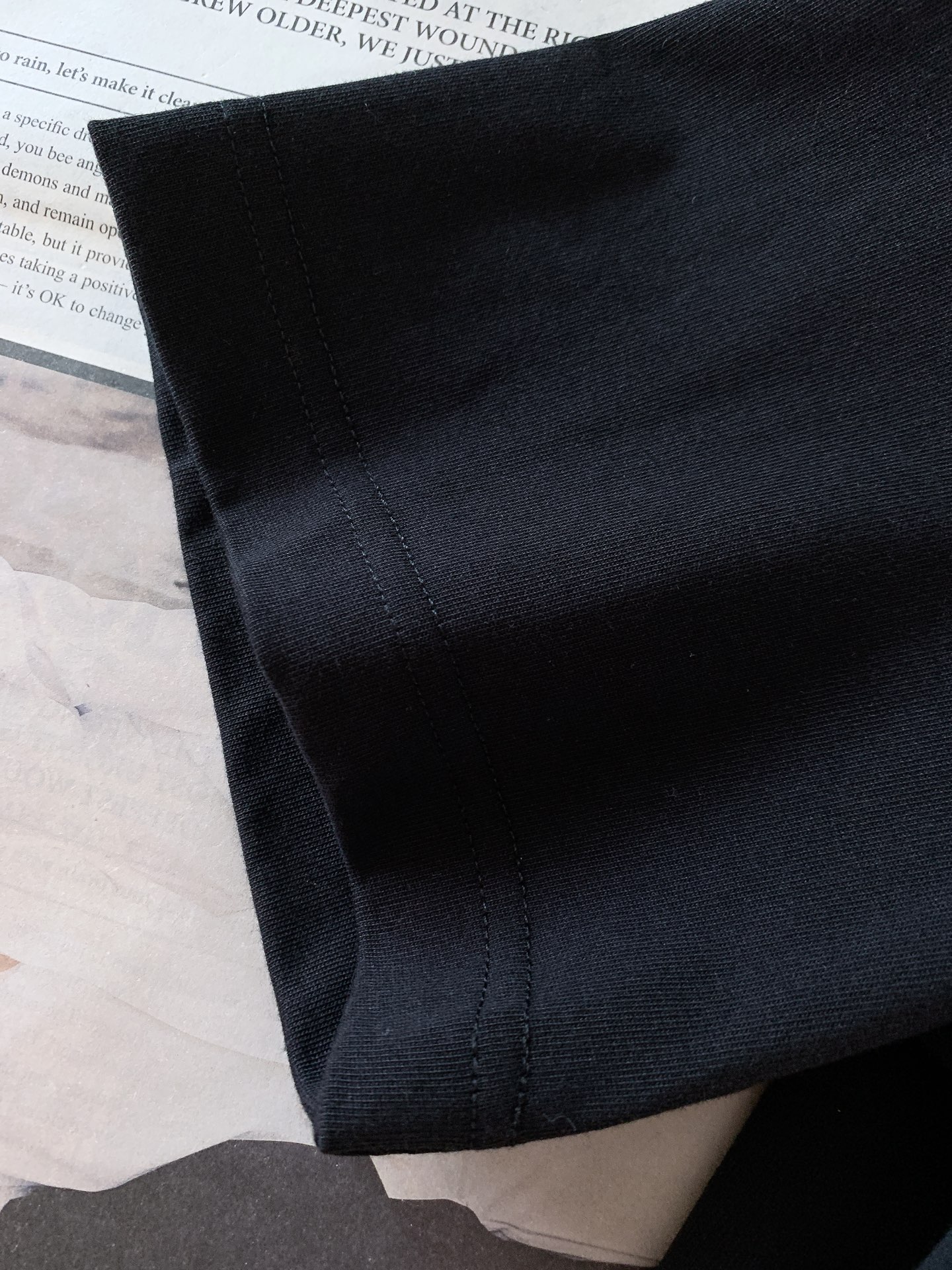 Loewe 罗意威 2026SS春夏新品皮质贴标短袖。轻奢极简风必入款，自带文艺高级调性。甄选高密亲肤纯