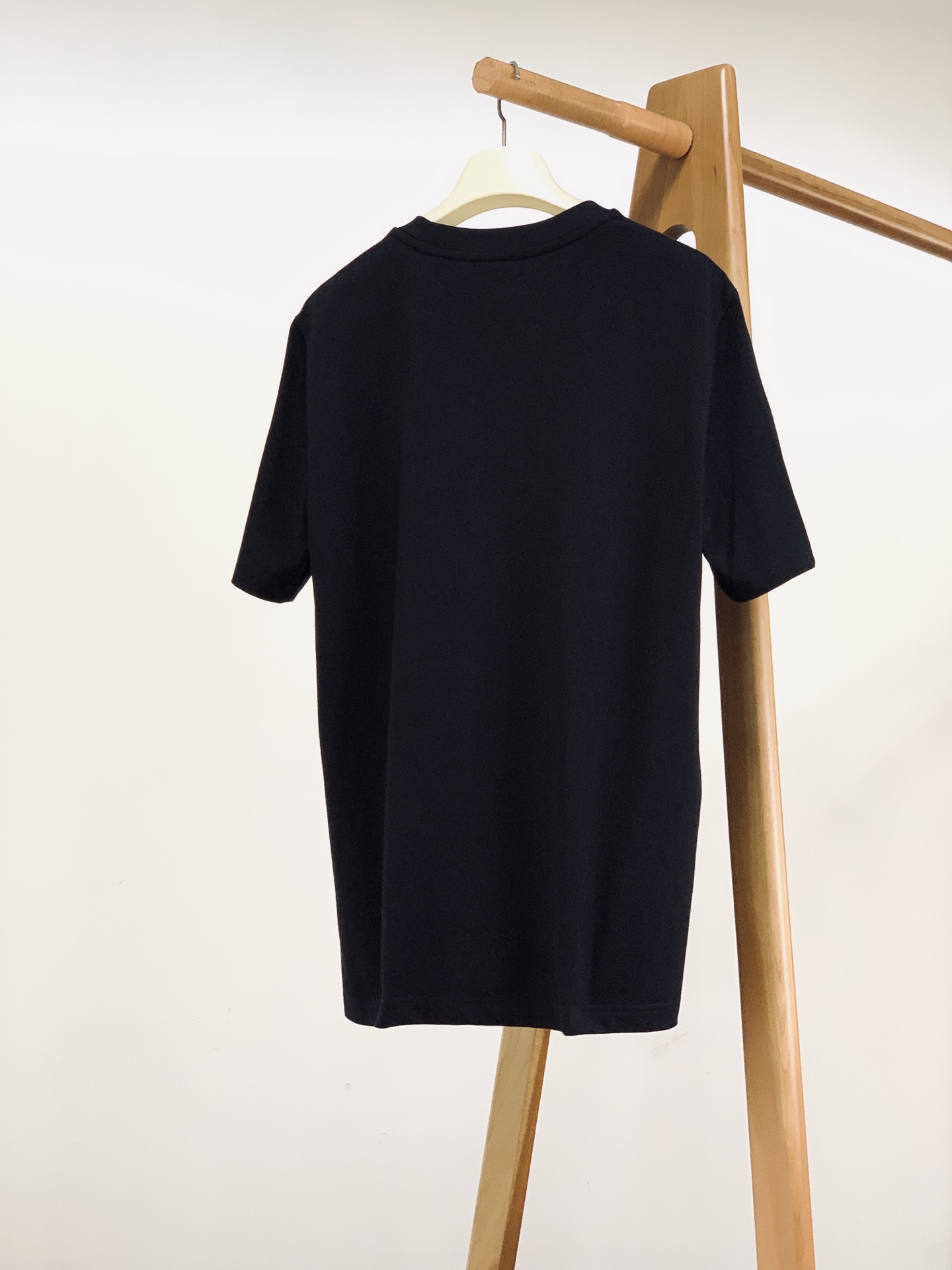 Loewe 罗意威 2026SS春夏新品皮质贴标短袖。轻奢极简风必入款，自带文艺高级调性。甄选高密亲肤纯