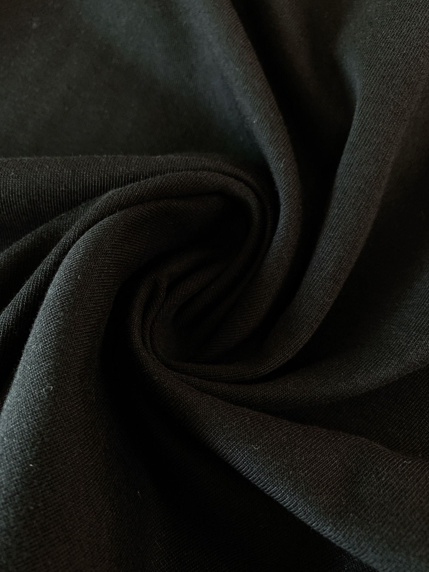 Loewe 罗意威 2026SS春夏新品皮质贴标短袖。轻奢极简风必入款，自带文艺高级调性。甄选高密亲肤纯