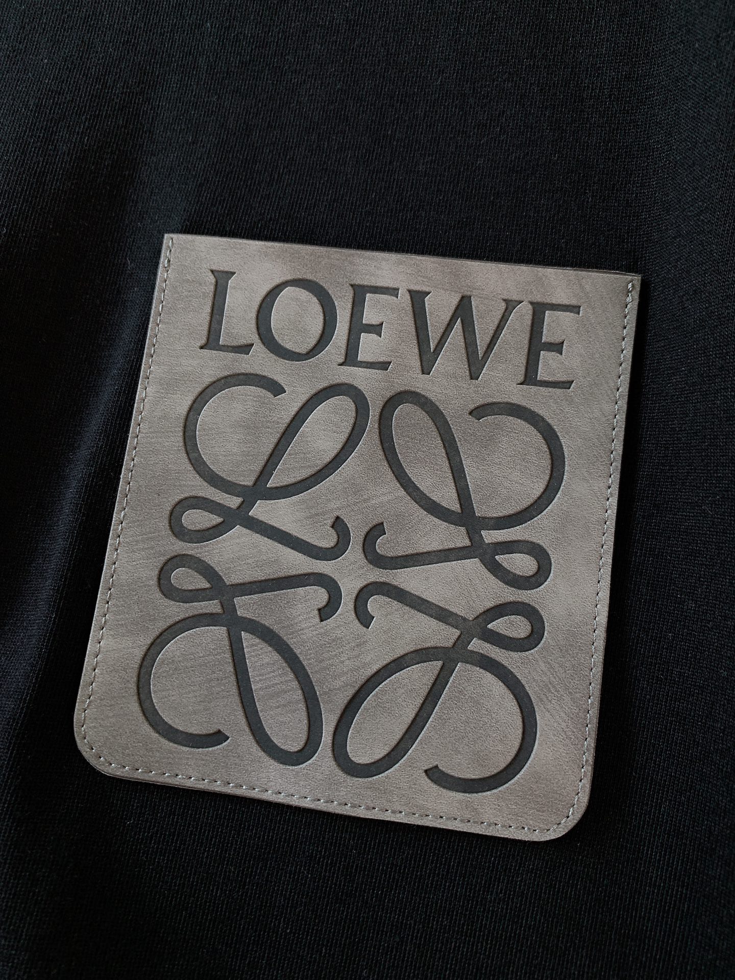 Loewe 罗意威 2026SS春夏新品皮质贴标短袖。轻奢极简风必入款，自带文艺高级调性。甄选高密亲肤纯