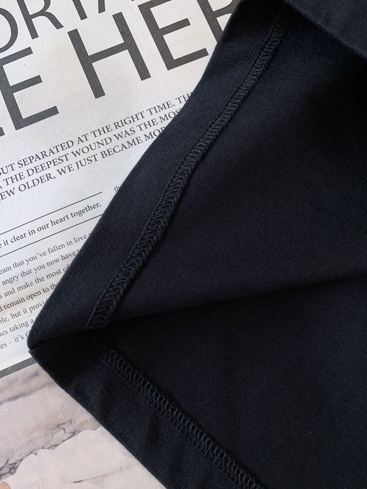 Loewe 罗意威 2026SS春夏新品皮质贴标短袖。轻奢极简风必入款，自带文艺高级调性。甄选高密亲肤纯