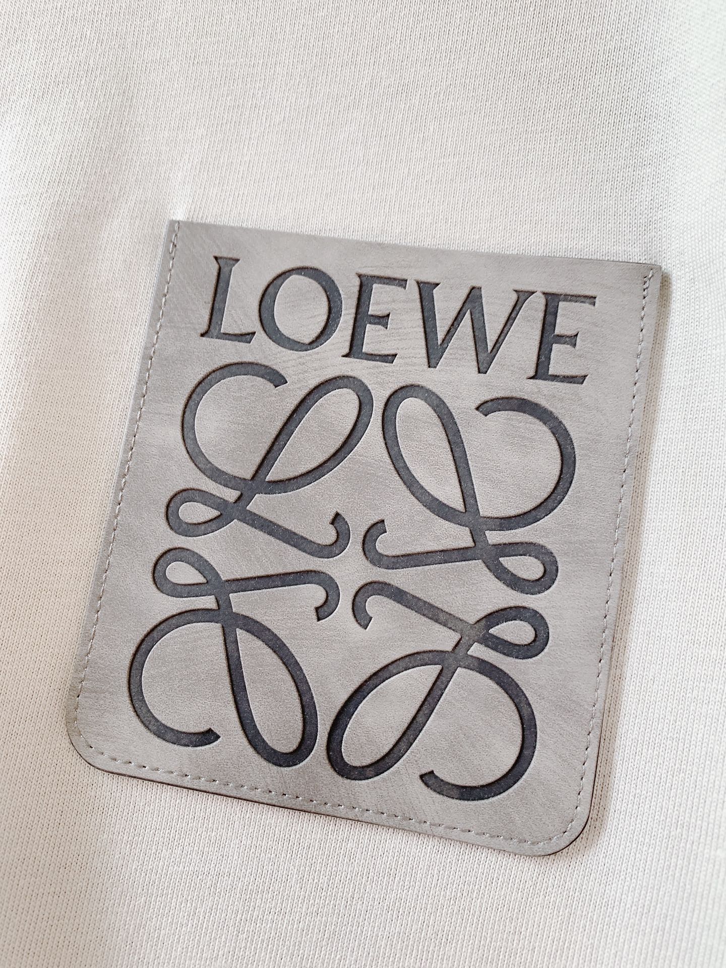 Loewe 罗意威 2026SS春夏新品皮质贴标短袖。轻奢极简风必入款，自带文艺高级调性。甄选高密亲肤纯