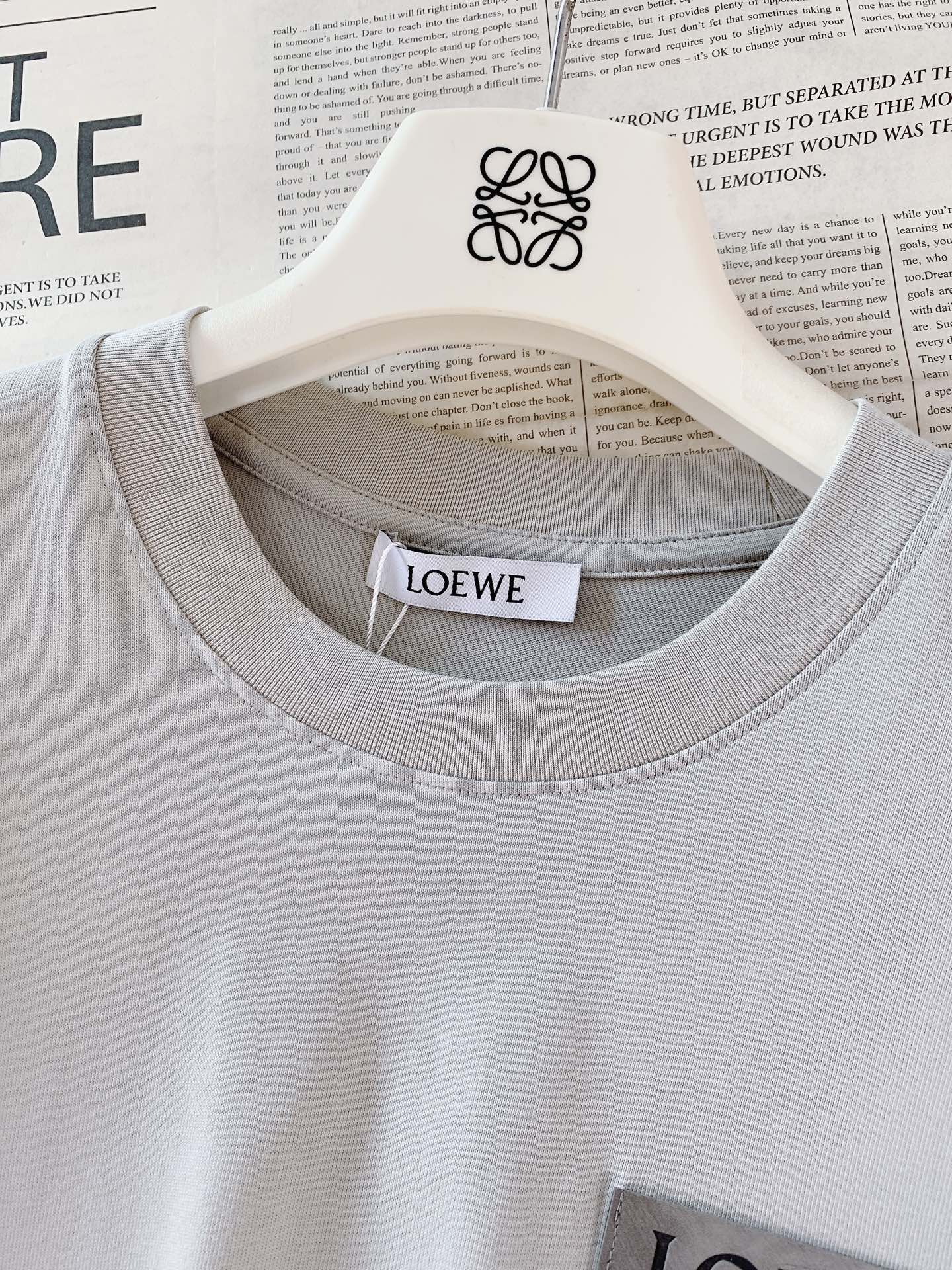 Loewe 罗意威 2026SS春夏新品皮质贴标短袖。轻奢极简风必入款，自带文艺高级调性。甄选高密亲肤纯