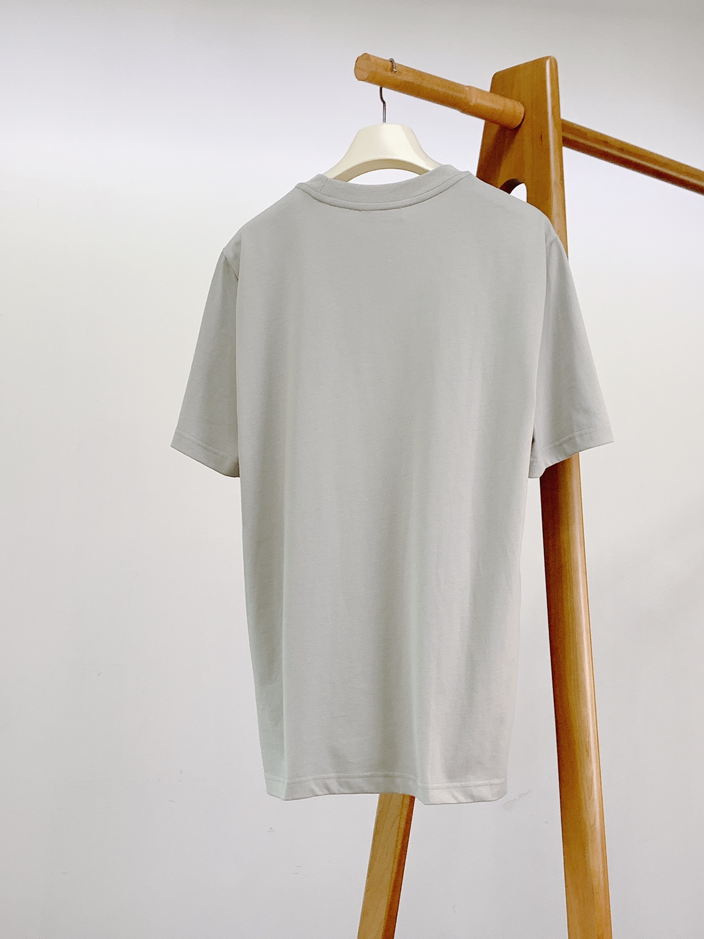 Loewe 罗意威 2026SS春夏新品皮质贴标短袖。轻奢极简风必入款，自带文艺高级调性。甄选高密亲肤纯