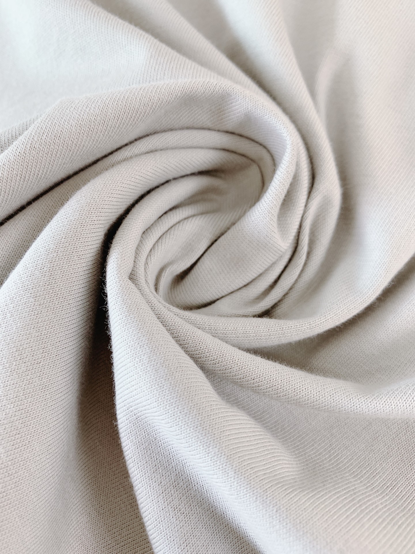 Loewe 罗意威 2026SS春夏新品皮质贴标短袖。轻奢极简风必入款，自带文艺高级调性。甄选高密亲肤纯