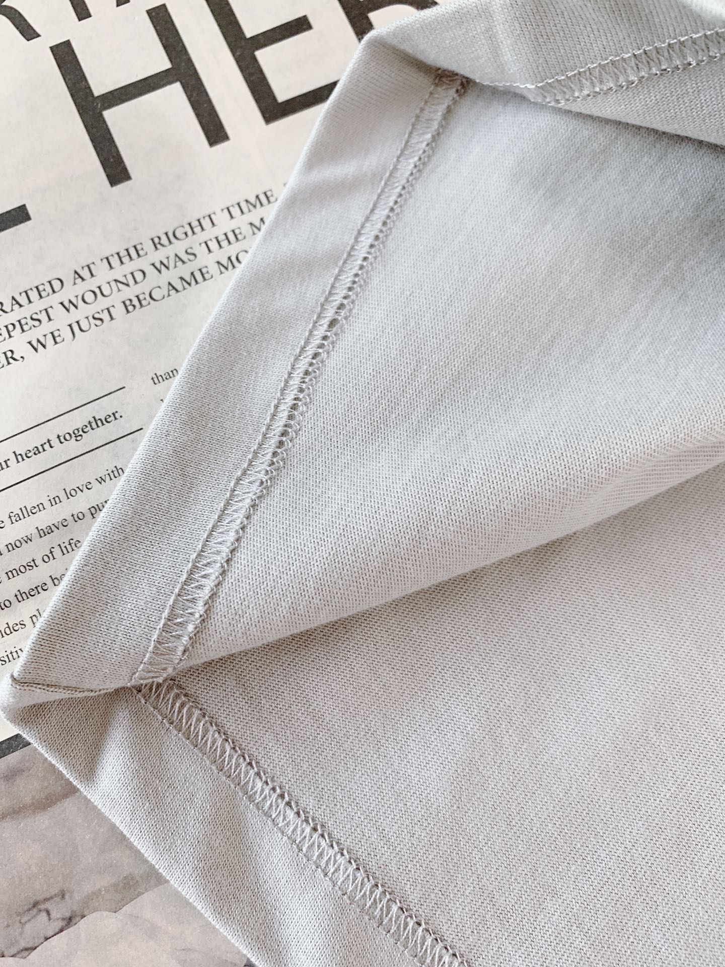 Loewe 罗意威 2026SS春夏新品皮质贴标短袖。轻奢极简风必入款，自带文艺高级调性。甄选高密亲肤纯