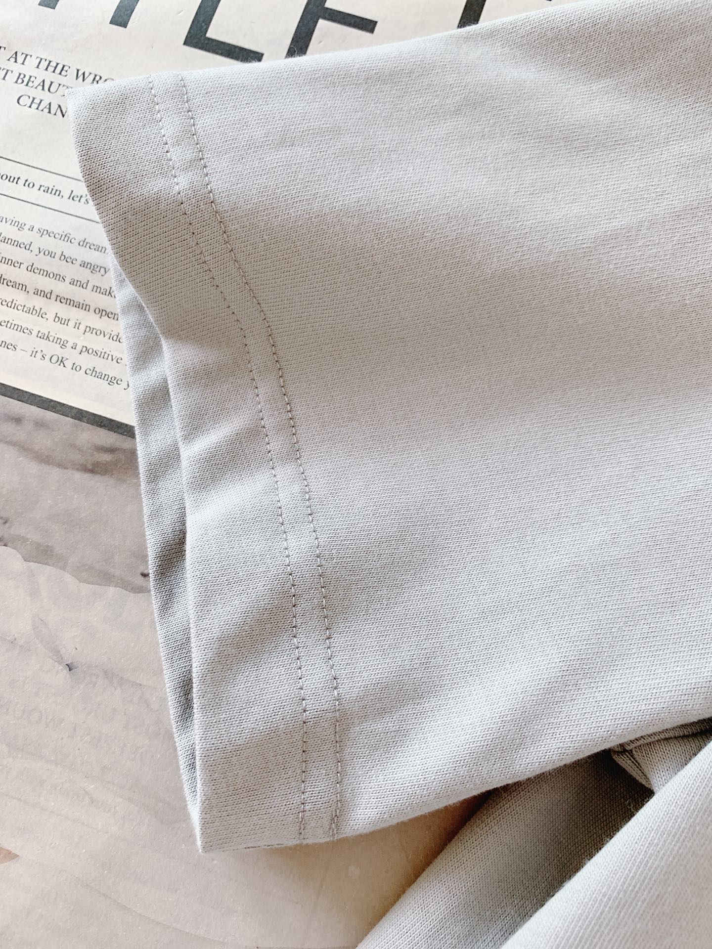 Loewe 罗意威 2026SS春夏新品皮质贴标短袖。轻奢极简风必入款，自带文艺高级调性。甄选高密亲肤纯