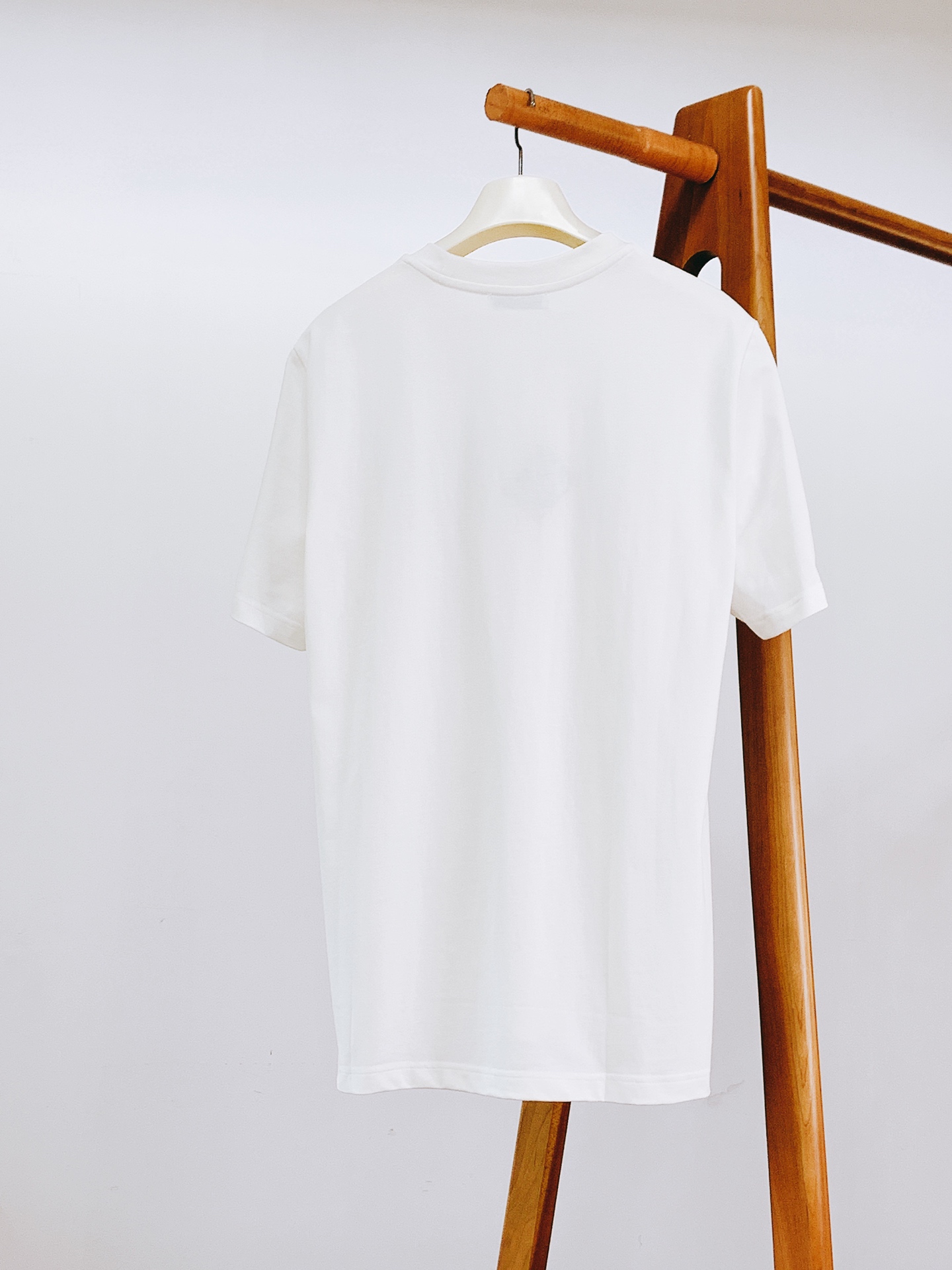 Loewe 罗意威 2026SS春夏新品皮质贴标短袖。轻奢极简风必入款，自带文艺高级调性。甄选高密亲肤纯