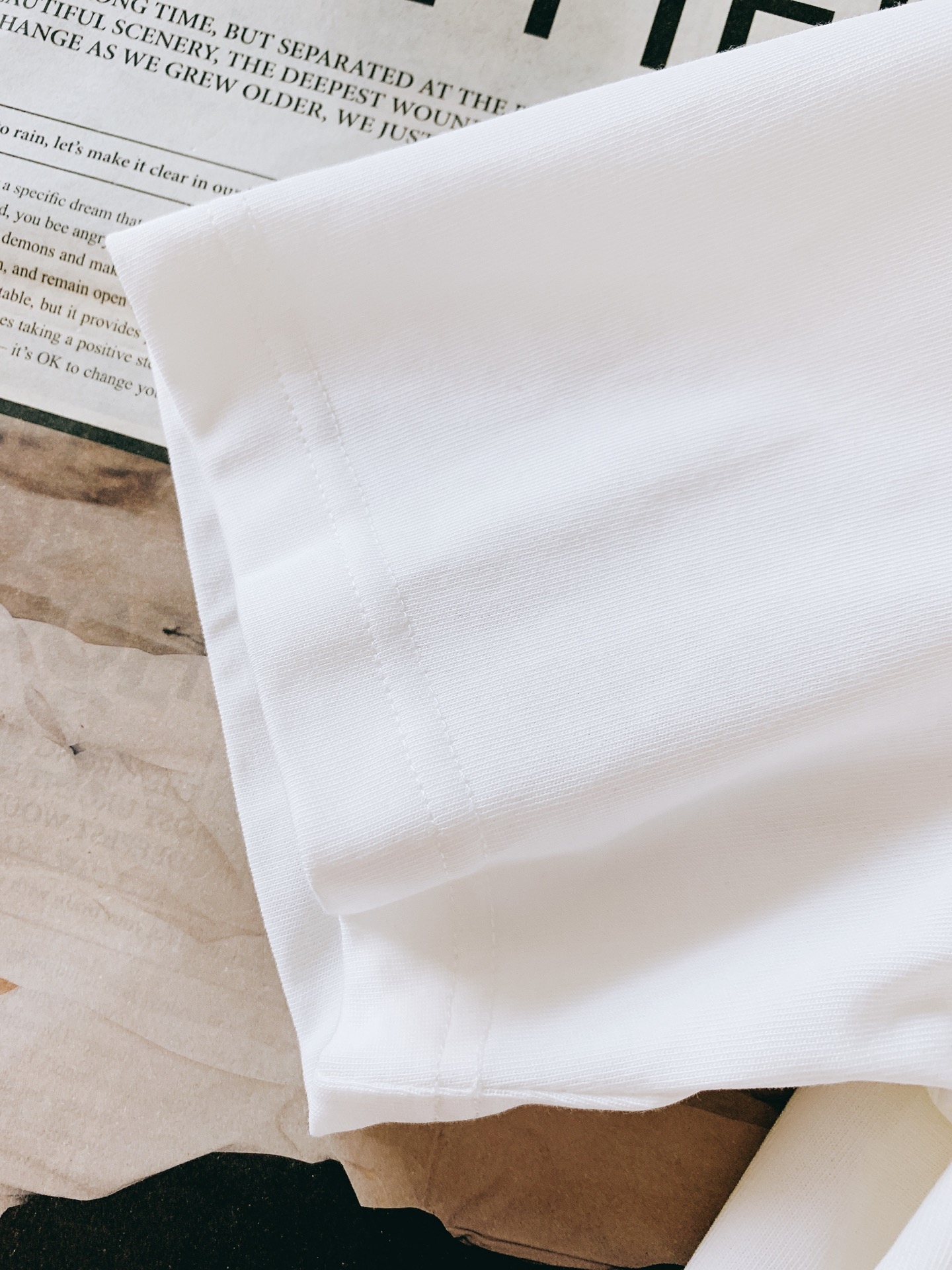 Loewe 罗意威 2026SS春夏新品皮质贴标短袖。轻奢极简风必入款，自带文艺高级调性。甄选高密亲肤纯