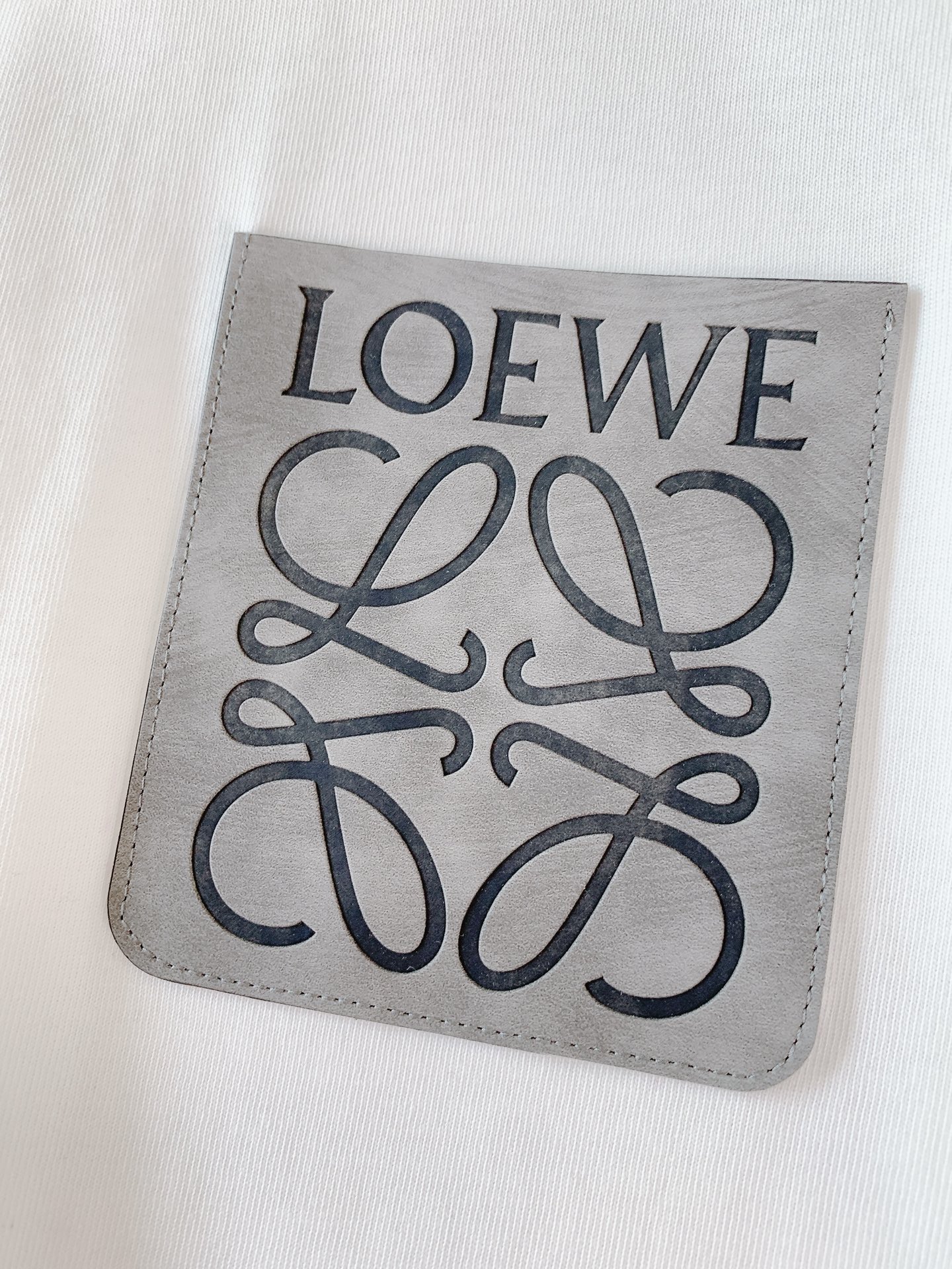 Loewe 罗意威 2026SS春夏新品皮质贴标短袖。轻奢极简风必入款，自带文艺高级调性。甄选高密亲肤纯