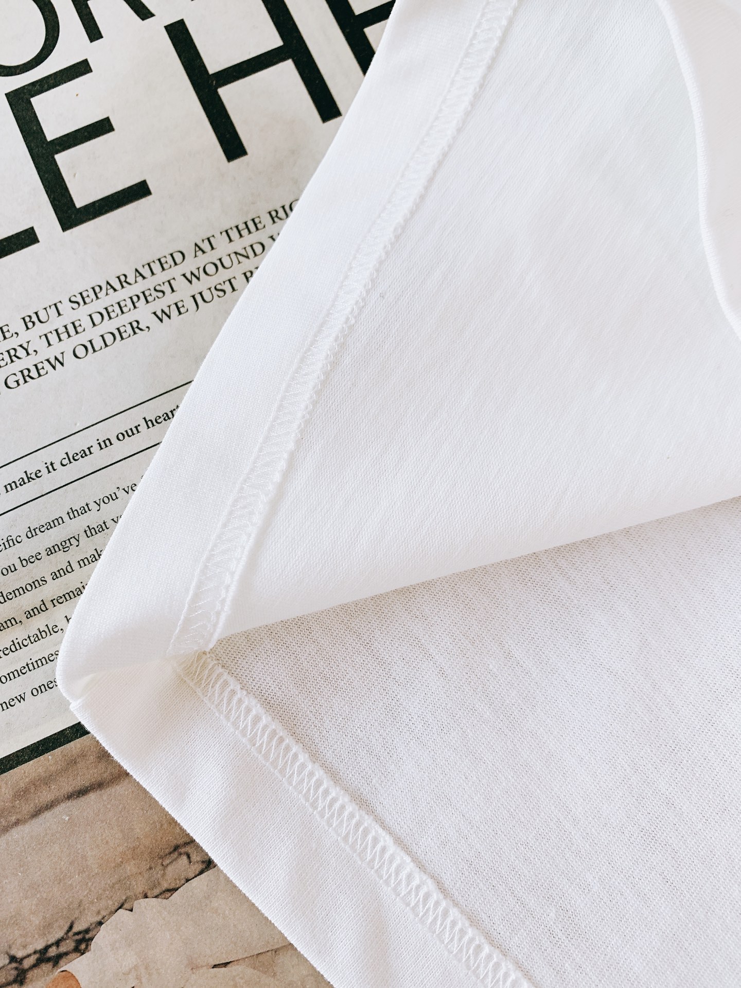 Loewe 罗意威 2026SS春夏新品皮质贴标短袖。轻奢极简风必入款，自带文艺高级调性。甄选高密亲肤纯