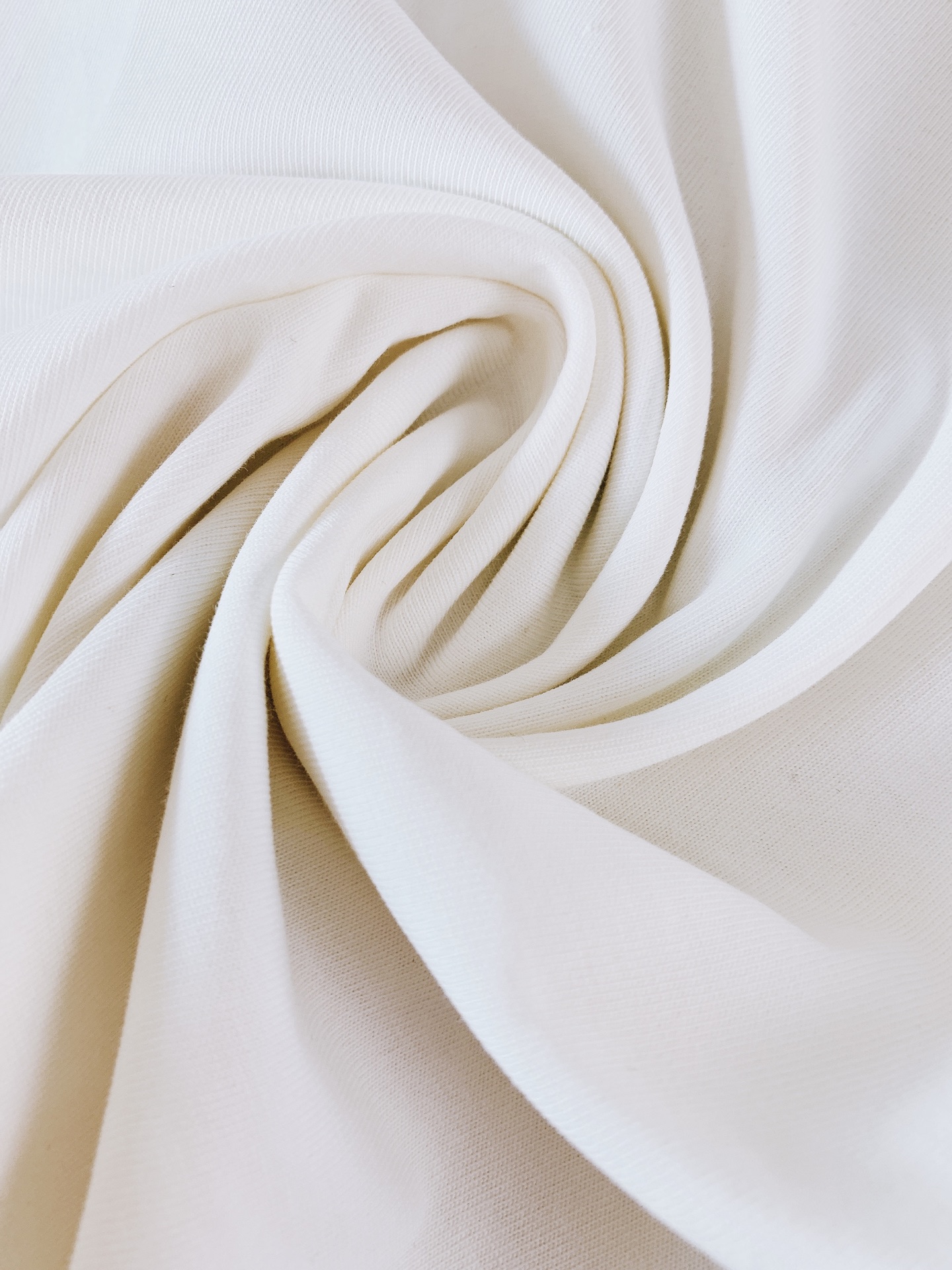 Loewe 罗意威 2026SS春夏新品皮质贴标短袖。轻奢极简风必入款，自带文艺高级调性。甄选高密亲肤纯