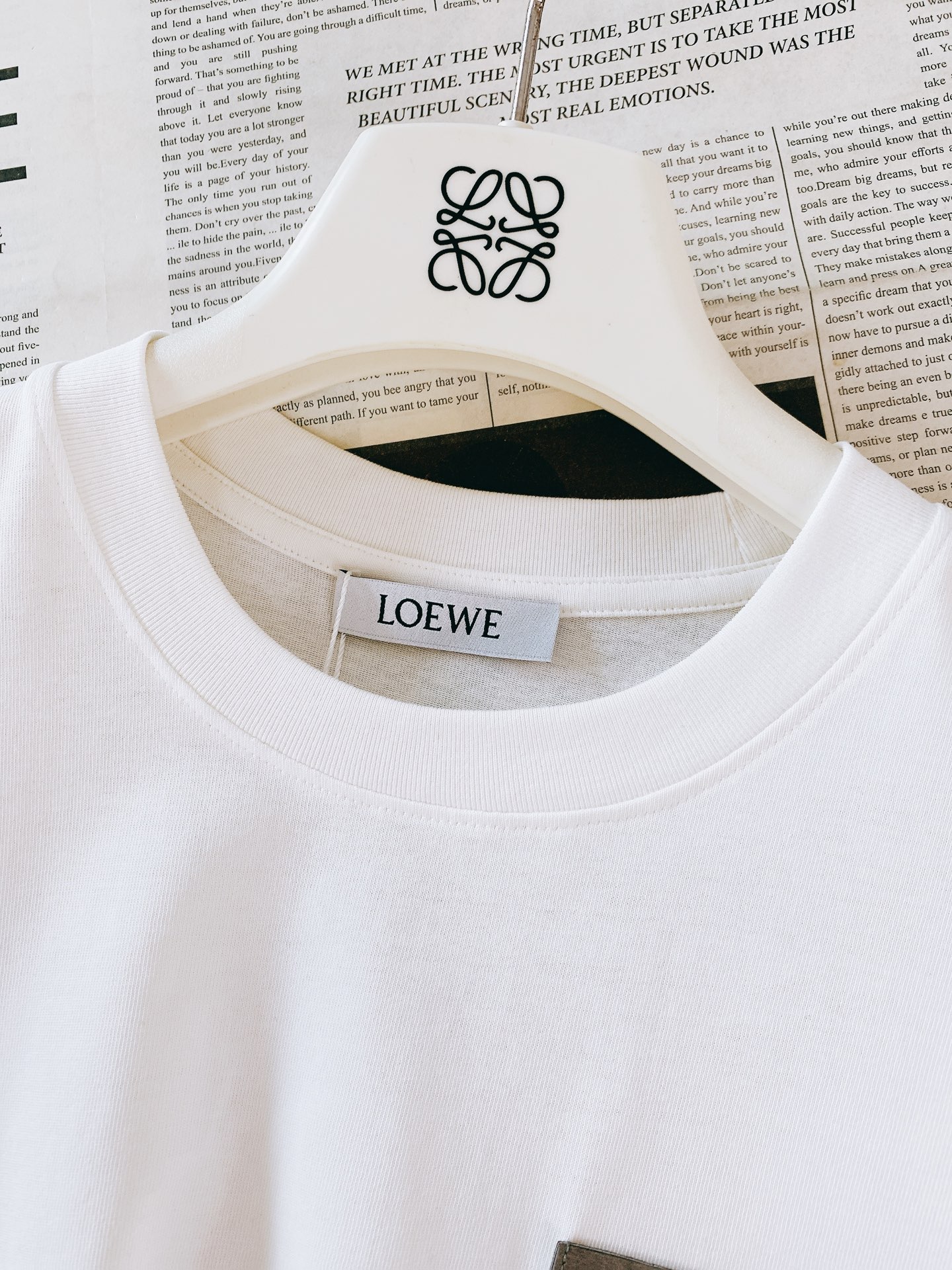 Loewe 罗意威 2026SS春夏新品皮质贴标短袖。轻奢极简风必入款，自带文艺高级调性。甄选高密亲肤纯