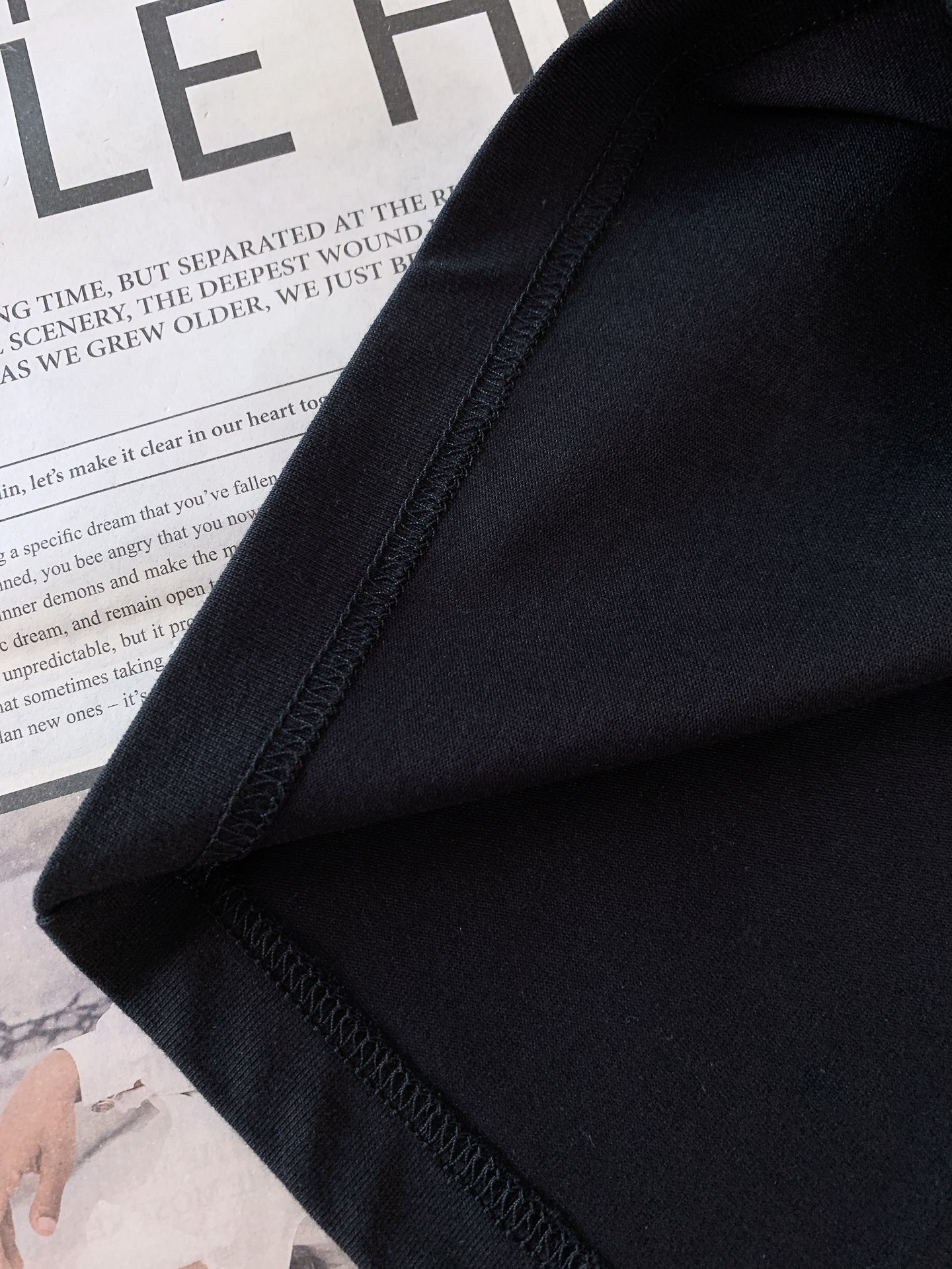 Canada Goose 加拿大鹅 经典徽章短袖轻户外穿搭刚需，极简高级百搭款。甄选亲肤透气纯棉，柔软透