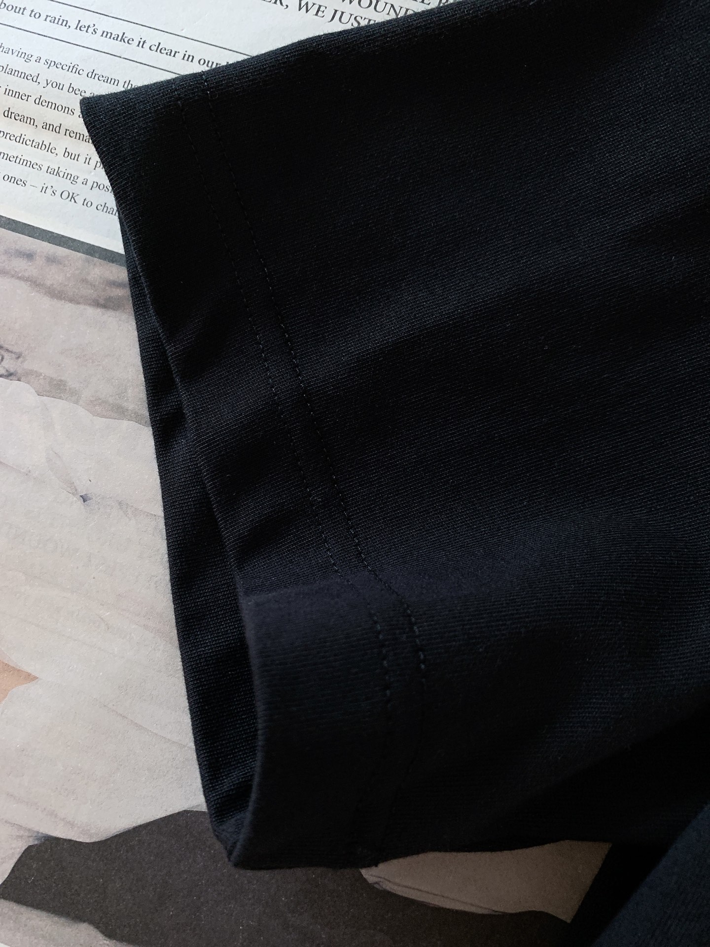 Canada Goose 加拿大鹅 经典徽章短袖轻户外穿搭刚需，极简高级百搭款。甄选亲肤透气纯棉，柔软透