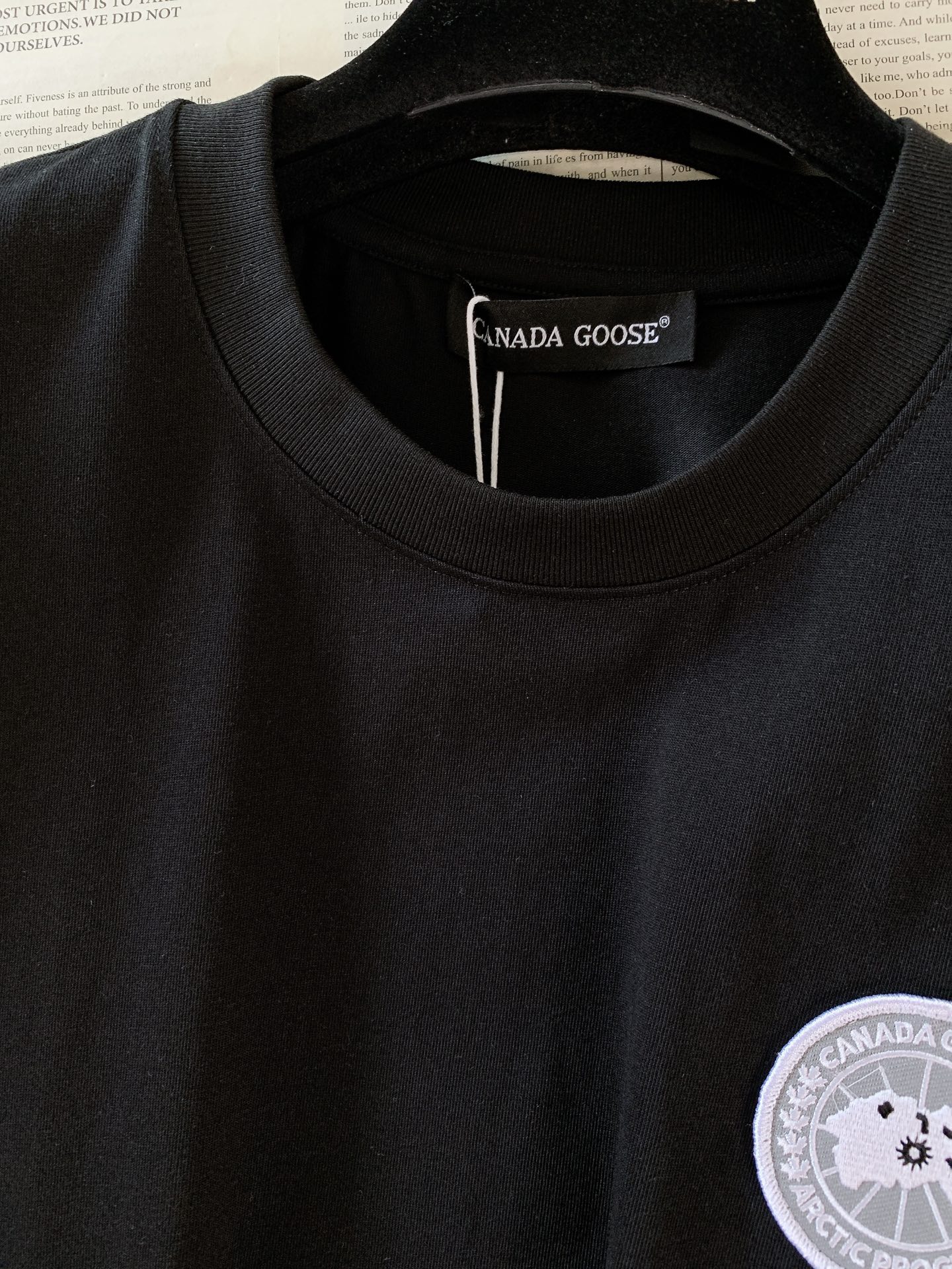 Canada Goose 加拿大鹅 经典徽章短袖轻户外穿搭刚需，极简高级百搭款。甄选亲肤透气纯棉，柔软透