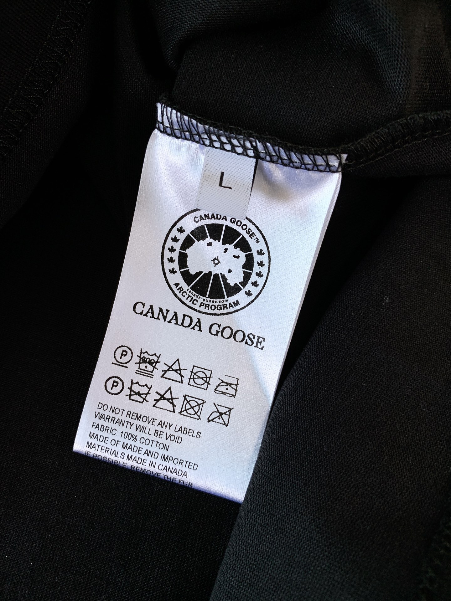 Canada Goose 加拿大鹅 经典徽章短袖轻户外穿搭刚需，极简高级百搭款。甄选亲肤透气纯棉，柔软透